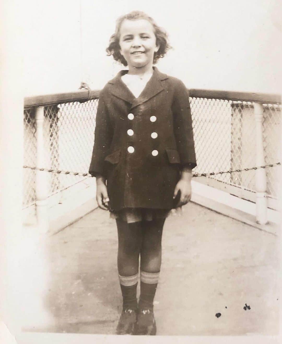 ジェニファー・グレイのインスタグラム：「👈🏻swipe to watch the daughter of a pharmacist from brownsville brooklyn to glamorous actress backstage, to my mother. so grateful for her care and love, i love you mom❤️. @jo.wilder #jomamama #bubbejo #mothersday #gratitude #amothersjourney #motherlove❤️」