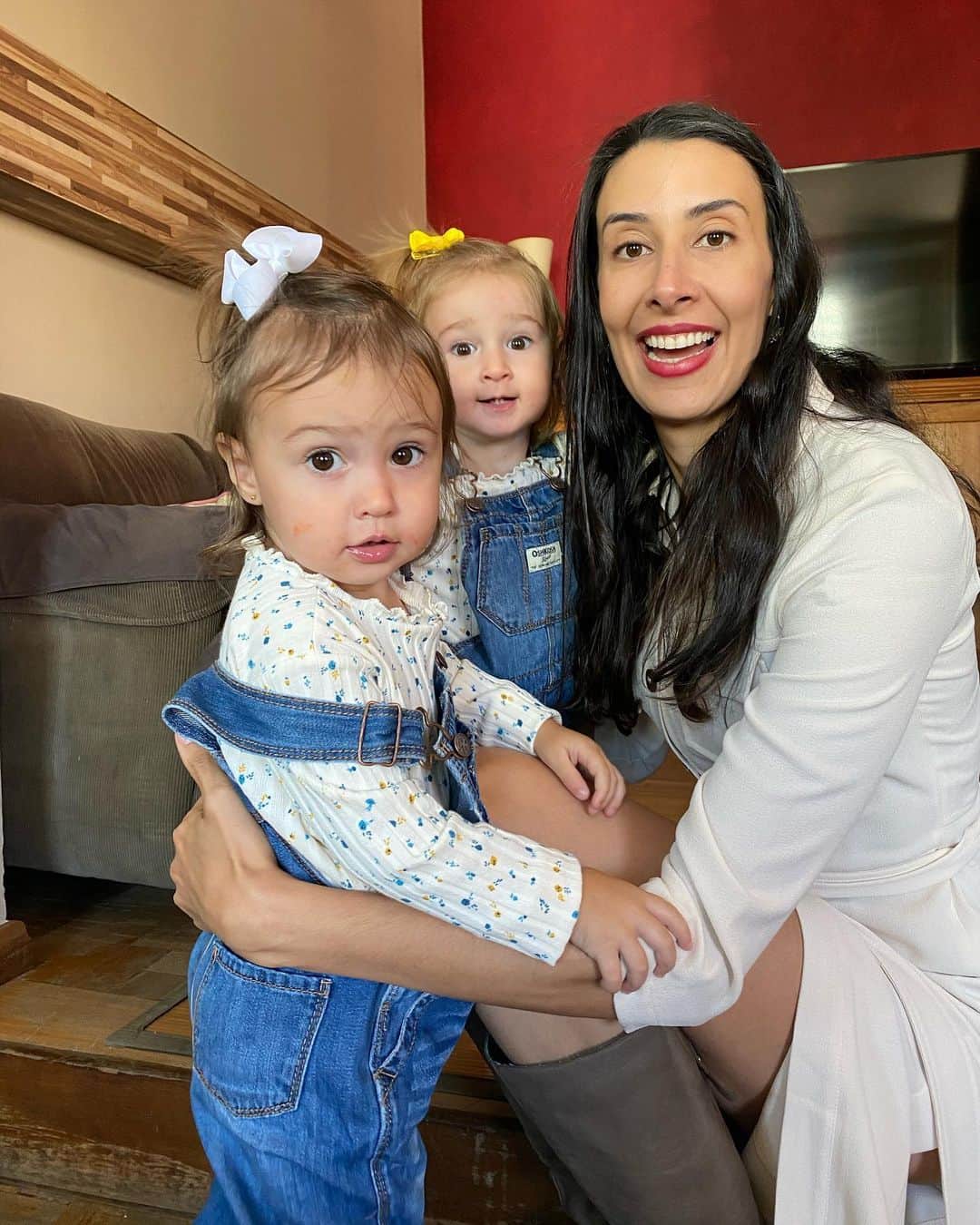 シェイラ・カストロのインスタグラム：「Eu e minhas pitucas tentando tirar uma foto!!! Não param!!! E hoje só consegui tirar por causa do batom!!! Como quase nunca passo se encantaram!!!」