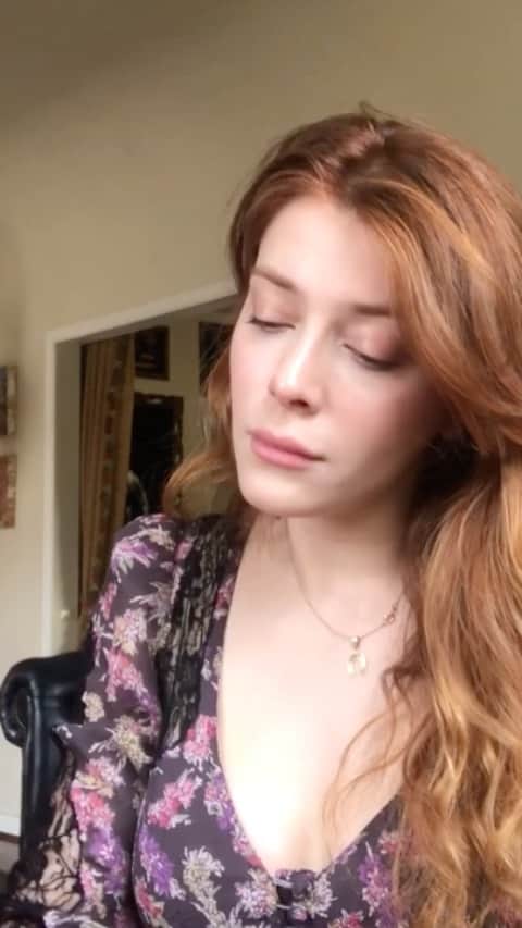 エレナ・サチンのインスタグラム：「Hi! I am completely mortified to be sharing this, but here we go: My phone reminded me this morning that this was exactly a year ago today. I had to do this for an audition (I didn’t get it) but my mom loved it and has been begging me to share it ever since. So I figured since it was Mother’s Day I would do it for her. Be kind, I’m not a professional like @tysonritter, but I love to play the piano and sing more than I love most things. So maybe someday someone will let me play a rock star.」