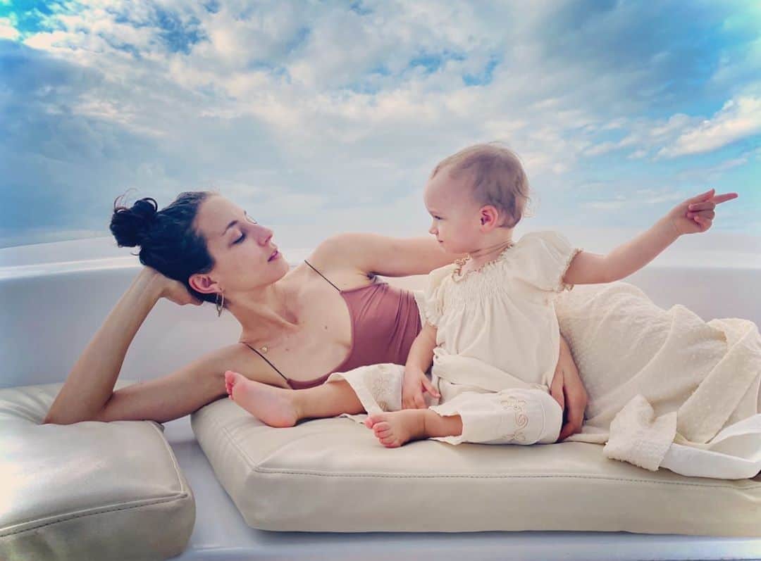 パトリック・J・アダムスのインスタグラム：「Watching you become a mother has been a lesson in the value of patience, consistency, consciousness, humor, kindness and boundless curiosity. Everyday you show up with your whole heart, body and soul. You’ve taught me that we aren’t just caretakers and teachers but we are most importantly students. She’s showing us the way we just need to really listen. I never would have seen that had you not shown me. Happy Mother’s Day, @sleepinthegardn - We love you deep and true.」