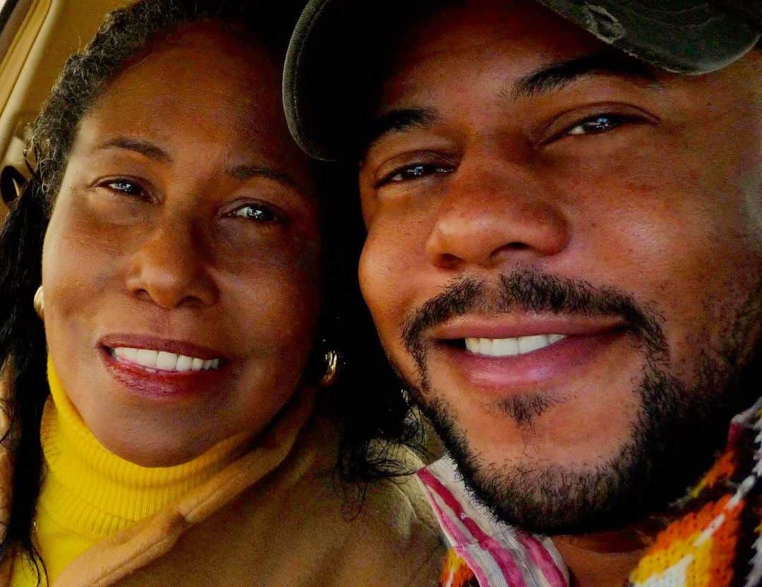 ロックモンド・ダンバーのインスタグラム：「Happy to say, with all the hurt, pain and suffering.... We always find a way to forgive and move forward with love....My mother and I decided to press the reset button on our relationship today”... Never give up on your mother, love will find a way. I love you mom...“CALL YOUR MOTHER TODAY!!!” #motherandson #noregrets  #💪🏾❤️👍🏾」