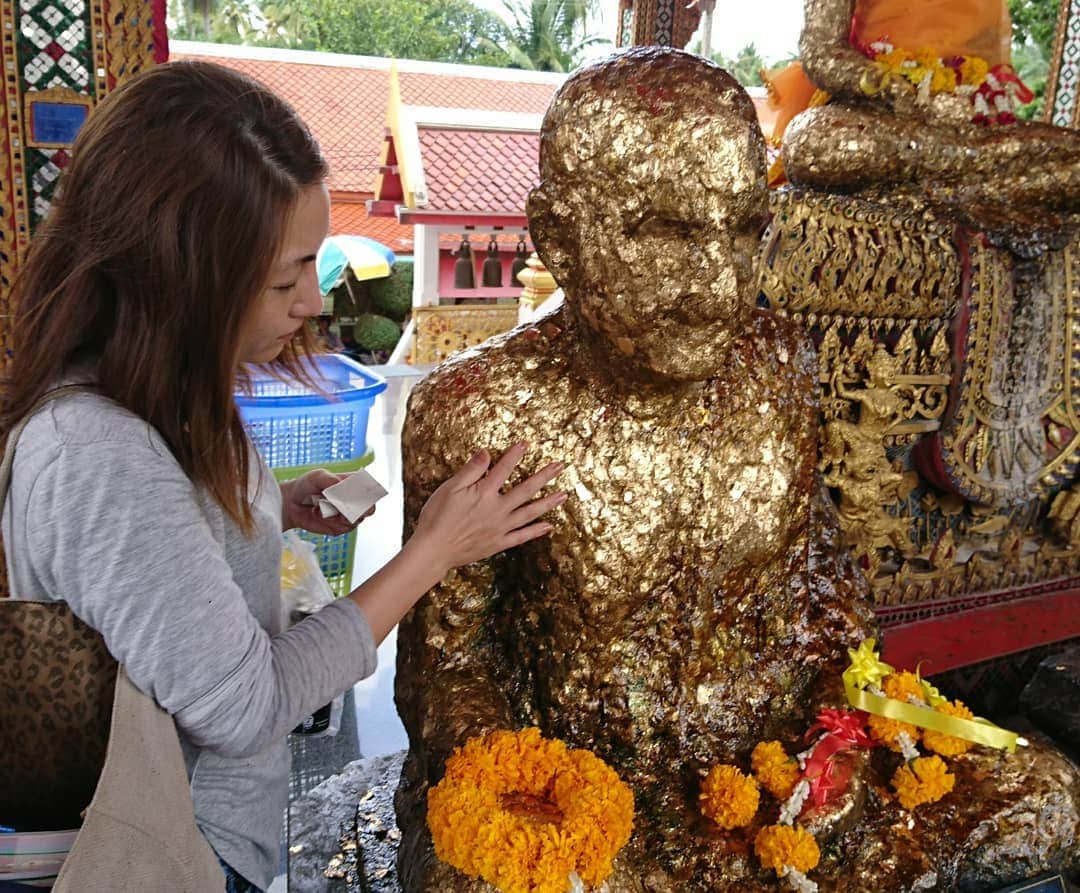 Hiromi Tomiiさんのインスタグラム写真 - (Hiromi TomiiInstagram)「. . . 過去pic　#Thailand しかも2016年の。 思い出エピソードは下の方を見てね。 . タイ国政府観光庁 @AmazingThailandJP . . きっとタイでの思い出ある人多いよね◎ タイは年間約 180 万人の日本人が訪れる人気海外旅行先ですが、現在は新型コロナウィ ルスの感染拡大に伴い、渡航が難しい状況だから、タイ国政府観光庁では、現在の状況下でも多くのみなさまにタイとの関わりを持ち続けていただけるよう、「おうちでできるタイらしい経験」をテーマにした「#おうちでタイ」SNS キャンペーンを実施するよ(^-^) 「タイ健康法」の分野で、私も、「30秒でマスターおうちでできるルーシーダットンのポーズ」を三週間に渡って紹介するね◎ 3週目のきょうは、肩こりさんにおすすめのポーズ。 呼吸と共に、肩甲骨を回して、しっかり背中もストレッチ。 今回のシリーズは椅子に座ってできるようアレンジしたよ＼(^-^)／是非やってみてね◎ . 呼吸をするだけでもストレス解消になるよー＼(^-^)／基本の呼吸のやり方は前回の投稿をチェックしてね！ . #タイ は私にとって特別な場所。 18才の時に#バックパッカー をやりはじめて訪れたタイ。 偶然が重なって#タオ島 に行くことになってたまたま#スキューバダイビング をしてインストラクターをとるまで海の魅力を知ったところだし、  2016年の父の#還暦 に何かしたいことは？ときいたら、タイは#音楽 が凄くて#生演奏 のバーや飲食店が多いらしいから、わたしと二人で#音楽巡り の旅がしたいと言われ父と二人で還暦祝い旅行をしたのもタイ。(一枚目写真ははその時の) #バンド　の演奏聞きながら飲食する#ライブハウス　巡り、、、というか梯子とかしちゃってた◎ 久しぶりに1週間もお父さん過ごした＼(^-^)／ あとにも先にも二人でこんなに長い時間を過ごすことはないと思います笑  そして何よりも、タイ式ヨガといわれる#ルーシーダットン もタイの健康法。これもインストラクターをとるまでどっぷり。。。みんなと繋がれてるルーツが思い返せばタイにつまってた＼(^-^)／ . . また動画をアップするので是非生活のワンシーンに取り入れてね！ . .  #おうちでタイ #おうちでタイ健康法#タイ旅行ができる日まで #おうちタイ時間 #AmazingThailand #ThaiLovers #thai #thailandtravel#thailand_ig#discoverthailand #beautifulthailand#thailandtrip#music#musictrip#ヨガ#yoga  #ヨガインストラクター#ルーシーダットンインストラクター」5月11日 7時58分 - hiromi.tomii