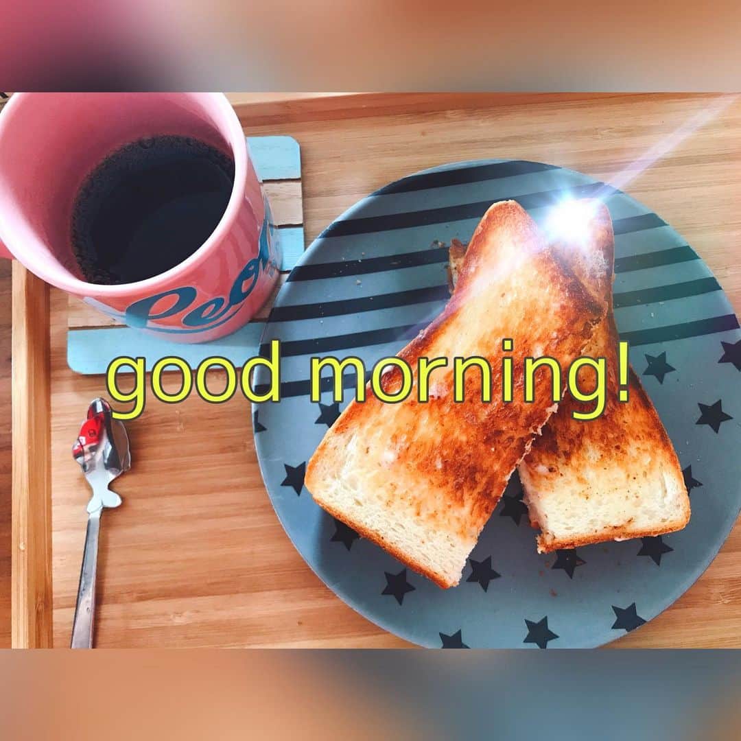高橋奈苗さんのインスタグラム写真 - (高橋奈苗Instagram)「寝れなかったからもう起きた🌞 good morning!! 昨日買ったコーヒー豆を挽いてコーヒーを淹れて☕️ パンと大好きなセット。 今日は東京は30度に行くとか。 真夏か！！🌈 ・ ベイビーはすやすやぐっすり寝てくれてました。癒し♡ ・ 今日もパッションで！ ・ #あさごぱん #morning #coffee #パッションごはん　#パグ　#犬のいる暮らし #トースト　#コーヒー豆　#モーニングセット」5月11日 8時00分 - nanae_passion_