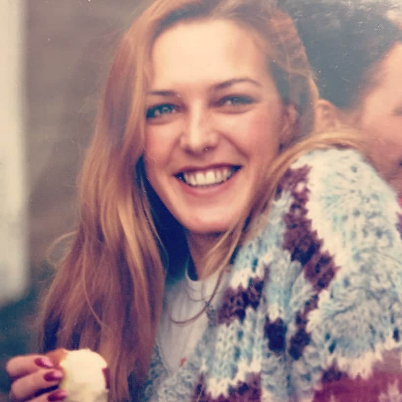 アシュリー・ハートのインスタグラム：「Mother. Creator. Life giver. Birthing the formless into form.  Divine manifestor,  Bridging the gap,  From the nothingness, we are born.  Amazed by the grace of you,  Chosen yet choice-less, The ultimate surrender,  Allowing life to come forth.  Crystalizing the experiencing of  Mother to Child,  Daughter to Mum, Upon the Truth of undivided Love,  From where we have come.  Illuminating the Cycle of life,  Supporting every breath in the flesh,  Proving miracles,  You Divine Mother  Are a True Gift.  Thank you for You🤍  #MummahHart #RaeOfSunshine #HappyMothersDay」