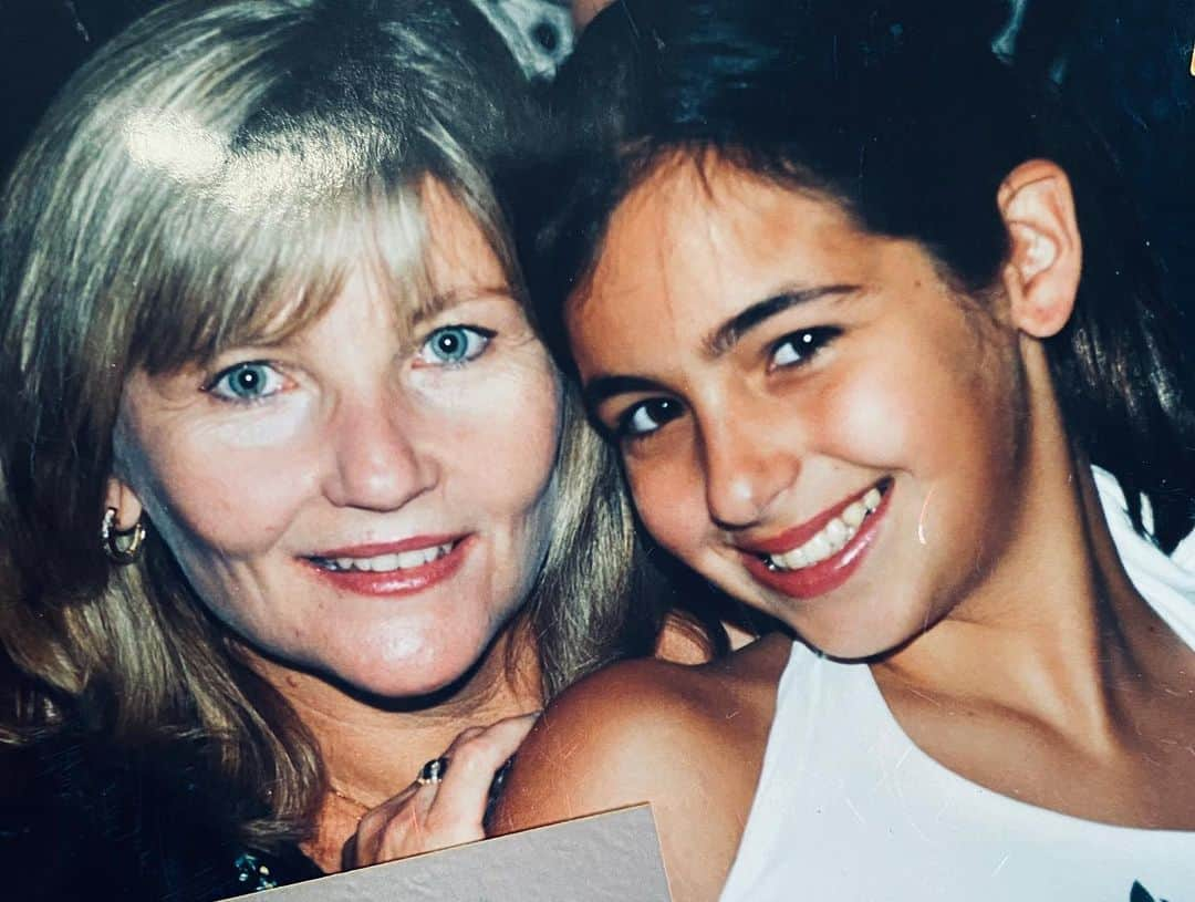 アラナ・マスターソンさんのインスタグラム写真 - (アラナ・マスターソンInstagram)「When I was 16 my mom went out to dinner for Valentine’s Day with my step dad. I had one of my very first dates, and told her to go ahead and I’d be home for curfew. When she came back I was in the living room watching a movie and she asked why I was still home. I had been stood up, but that I was ok. She said, well this calls for ice cream, and she took me to get a scoop. She didn’t pry or get mad at the situation. She let me talk when I wanted to. So I cried in the car, and she held my hand until I felt better and looked me square in the face, “Ahhh fuck em. You don’t need him anyway” and we laughed and laughed until our bellies hurt. Happy Mother’s Day mommy. You taught me to be a fighter from the jump. ❤️❤️❤️❤️」5月11日 8時09分 - alannamasterson