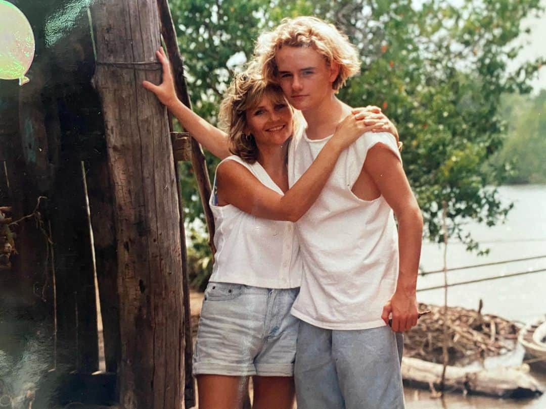 アラナ・マスターソンさんのインスタグラム写真 - (アラナ・マスターソンInstagram)「When I was 16 my mom went out to dinner for Valentine’s Day with my step dad. I had one of my very first dates, and told her to go ahead and I’d be home for curfew. When she came back I was in the living room watching a movie and she asked why I was still home. I had been stood up, but that I was ok. She said, well this calls for ice cream, and she took me to get a scoop. She didn’t pry or get mad at the situation. She let me talk when I wanted to. So I cried in the car, and she held my hand until I felt better and looked me square in the face, “Ahhh fuck em. You don’t need him anyway” and we laughed and laughed until our bellies hurt. Happy Mother’s Day mommy. You taught me to be a fighter from the jump. ❤️❤️❤️❤️」5月11日 8時09分 - alannamasterson