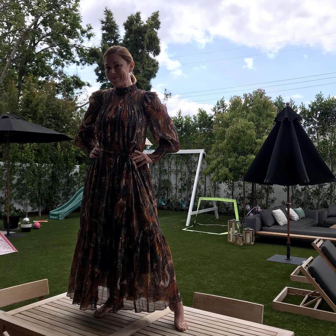 コリン・ハンクスのインスタグラム：「Everyday, I remind our girls what an amazing mother they have. Not that I need to. They know. I just like to remind them anyways. Love you Red. Happy Mother’s Day」