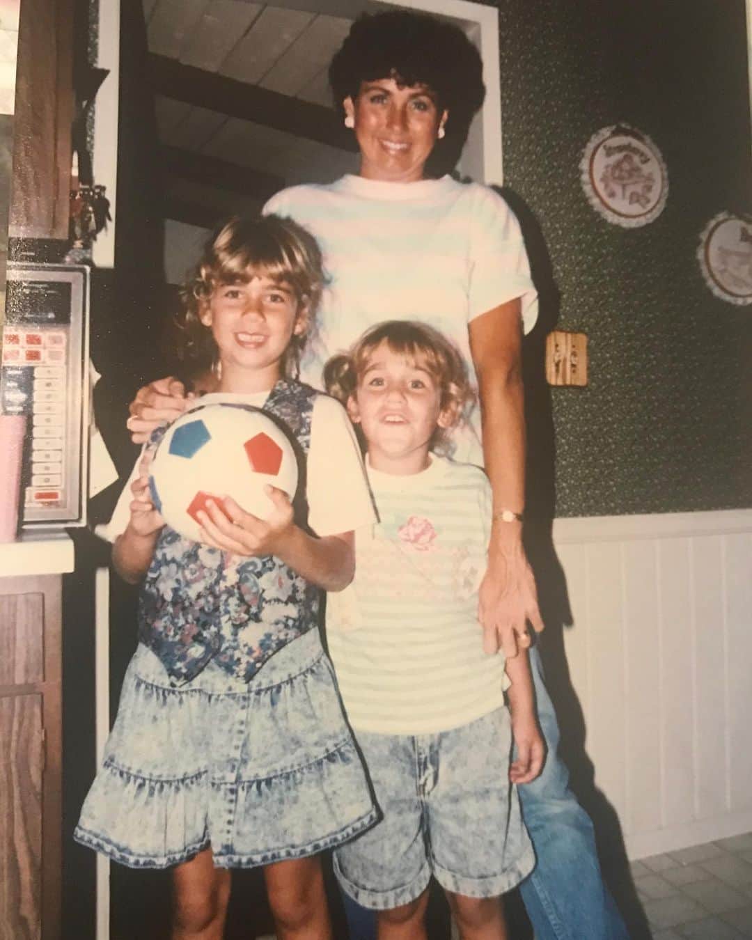 エイプリル・ロスのインスタグラム：「So much respect for all the moms out  there🙌🏼👊🏼 Missing mine a little bit more today, but remembering all the special times we shared👩🏼‍🤝‍👩🏻 and all the ways in which she sacrificed for me without me really even realizing it at the time, the most amazing gift anyone has ever given me❤️ I hope you are all cherishing the moms in your life today!💫 💐HAPPY MOTHER’S DAY!💐」