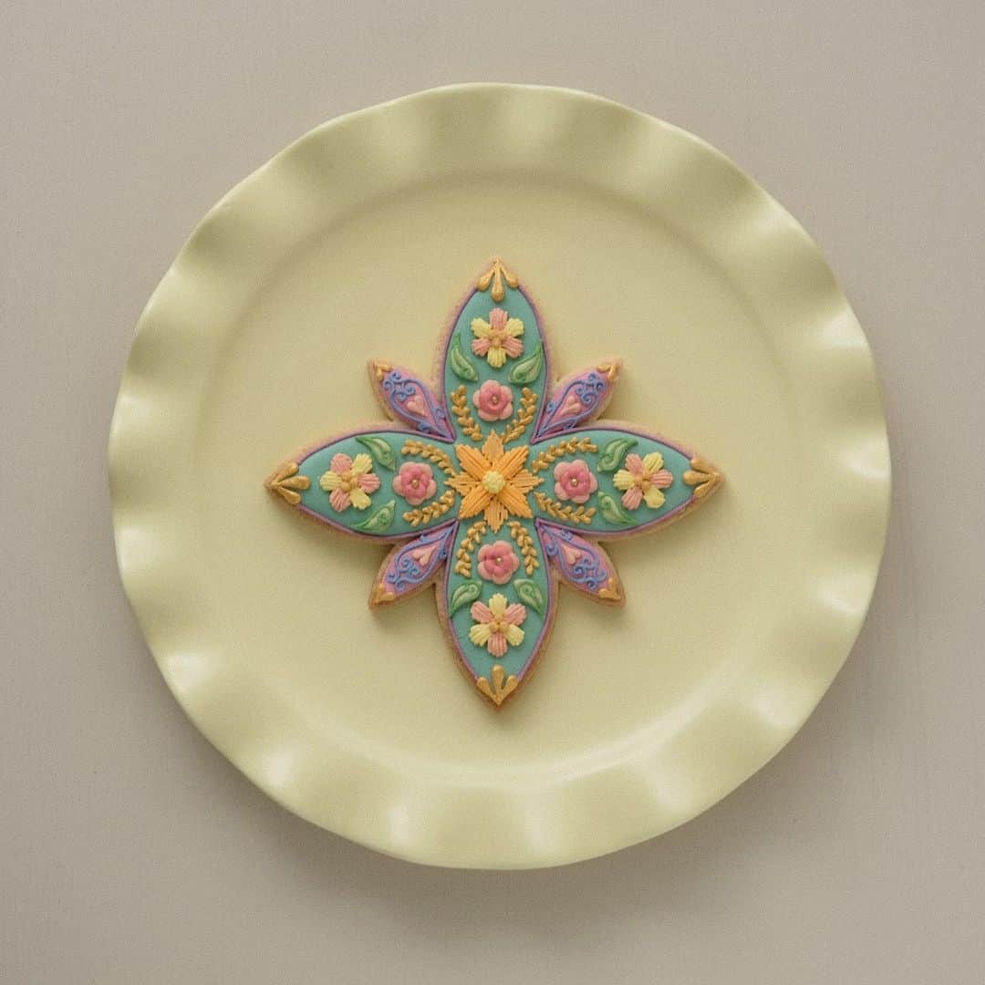 KUNIKAのインスタグラム：「Bon Appetite! 🍽﻿ ﻿ ﻿ ﻿ #artofkunika #kunicookie #sugarcookies #decoratedcookies #cookieart #decoratedsugarcookies #royalicing #royalicingcookies #cookiedecorating #customcookies #cookiesofinstagram #cookiedesign #cookieartist #instacookie #azulejos #azulejo #azulejoportugues #tiledesign #tileart #tiles #アイシングクッキー」
