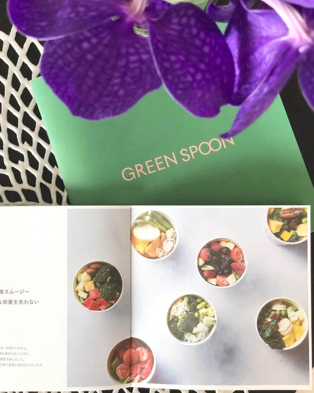 KAORI.OMURA 大村香織さんのインスタグラム写真 - (KAORI.OMURA 大村香織Instagram)「おはようございます🌞 今日は凄く暑くなるとの事ですがほんとかなぁ？笑 ・ 冷凍スムージーの　@greenspoonjp さんから、こちらをいただきました♡ ・ 60種類以上の野菜とフルーツ、スーパーフードの中から自分に合ったものを選んで送ってくれるというサービスで、スムージーまでもパーソナルな時代になったのね✨ ・ コールドでもホットでも作れるんですが、今の時期はコールドかな☺︎水、牛乳、豆乳などを入れてミキサーで1分回したら出来上がり✨ ・ 今は朝から時間ありますが、w 忙しい朝にもこれなら、簡単に作れるので働く女性や忙しいママにも強い味方ですね✨ ・ ・ #冷凍スムージー #パーソナルスムージー  #グリーンスプーン #greenspoon #pr#健康#美容#美容と健康#パーソナル#フルーツ#冷凍フルーツ#アラフォー#アラフォー美容#美容好きな人と繋がりたい#朝ごはん#おはよう#gm」5月11日 8時32分 - kaori.omura