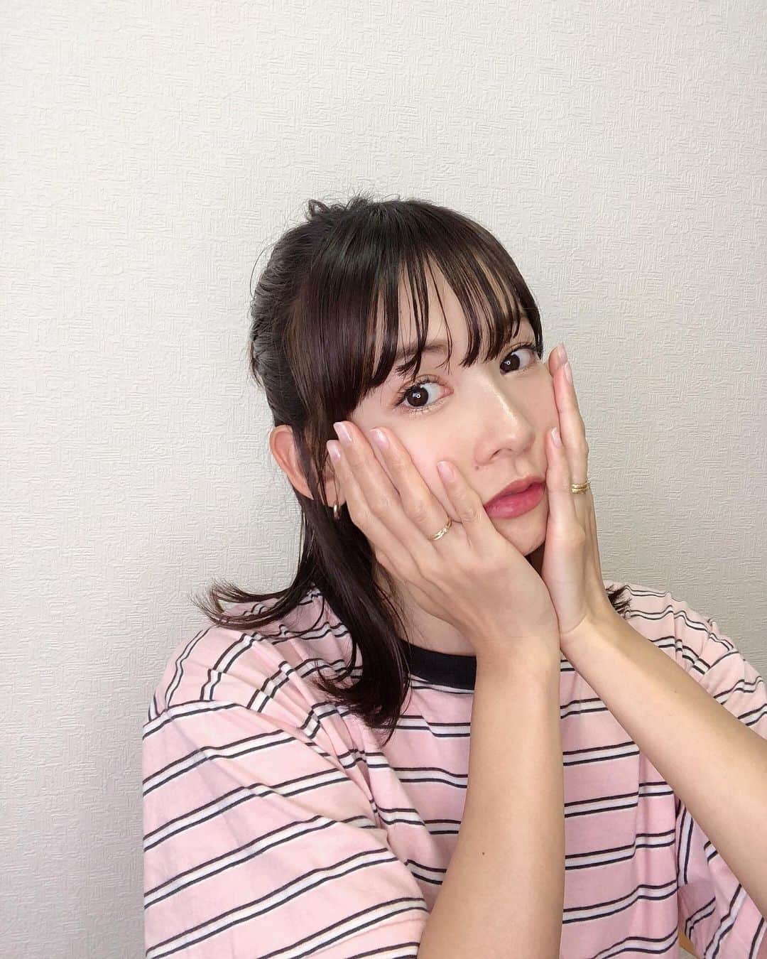のインスタグラム：「✨♡ 産む前には#ジェルネイル を取らなきゃなーと思っていたんですが、自粛期間が続いてお店に行けないので、このタイミングでセルフオフしました🙌🏻💖 ・ 12年振り？くらいの自爪なので、 家事をするのにもそわそわ😂💦 #早く慣れたい #ママネイル ・ #gelnails #selfnail #stayhome #pregnantwoman #25w #おうち時間 #おこもり美容 #ジェルネイルセルフ #ネイルオフ #自爪ネイル #妊婦 #マタニティライフ #阪本智子」