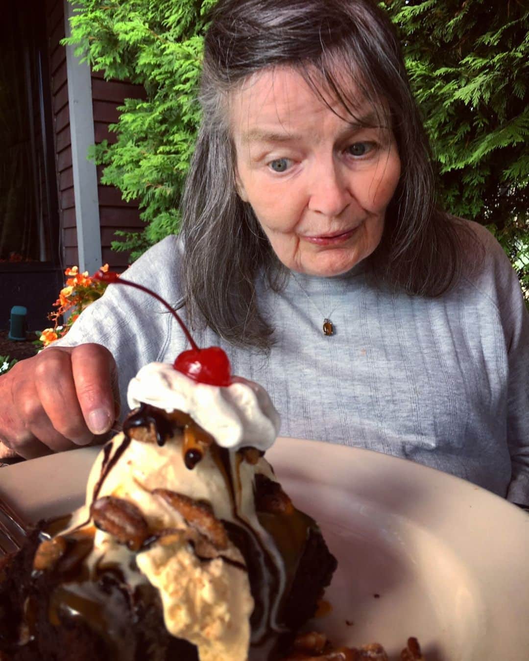 ザカリー・クイントのインスタグラム：「touchstones of the sweetest things. there are so few comforts on the path my mother has trod these past eight years. but the innocence and childlike wonder that have replaced a sometimes stormy complexity are certainly among them. i love her still-mischievous smile her lilting laugh and her love of sweets. i am grateful to have witnessed her strength when she had it to spare. and now in her vulnerability i am grateful for the strength she gave me. i love you mama. happy mother’s day... 💕」