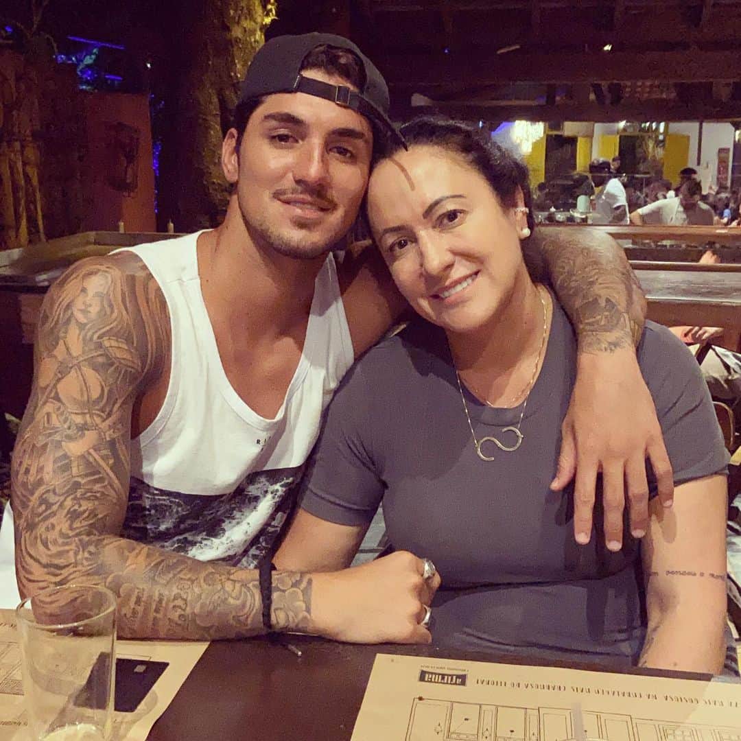 ガブリエル・メディーナのインスタグラム：「Feliz dias das Maes, @simonemedina ! Te amo muito e obrigado por todos os dias. Não conseguiria chegar em lugar nenhum sem voce. Minha rainha❤️ Feliz dia das maes, Maes!!!!!」
