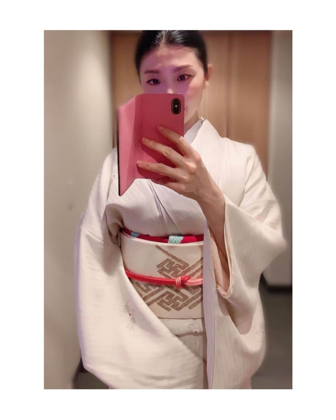 のインスタグラム：「こちらは帯揚げの感じからして、まだ寒かった時期のお写真です。  #お着物 や #花街 #歌舞伎 など #日本の伝統 が長く守られ受け継がれますように。 #kimono #kimonocordinate #japanesekimono #japanesetradition #beautifultradition #lovekimono  #instakimono  #お着物 #お着物コーディネイト #きものコーディネート #日本の伝統 #守るべきもの #帯とお着物 #帯締めと帯揚げ #お草履とバッグ #帯留め #組み合わせが楽しい  #袷 #小紋 #名古屋帯 #京都一加 さん #ぎをん齋藤 さん #亜紀の和装記録」