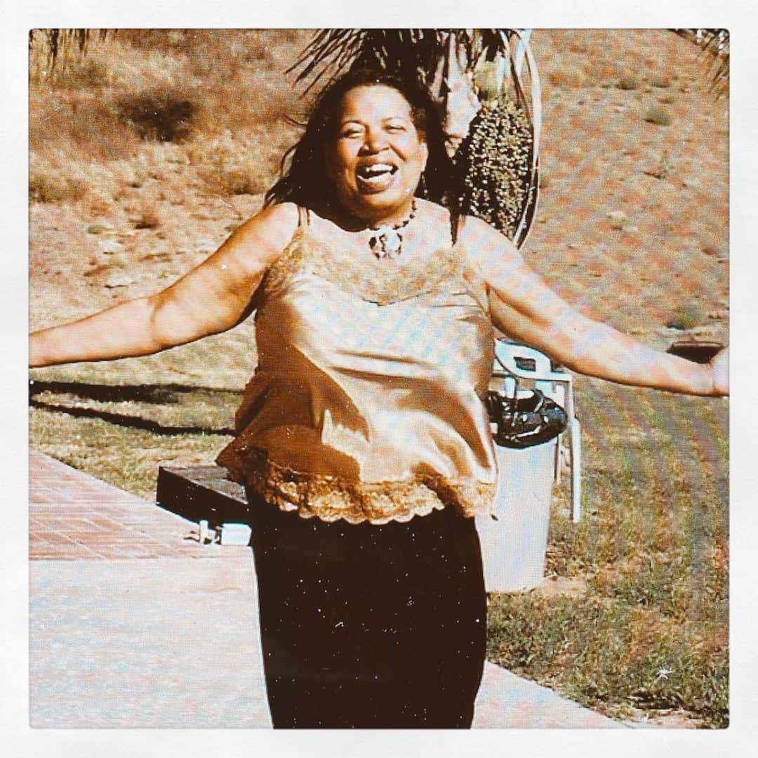 カミラ・マーシャルのインスタグラム：「Just in case YOU WERE  WONDERING where I got IT from....LOOK NO FURTHER 🧡MOM🧡 • • • #happymothersday #thecoolest #shealsogotthingsfromme #thanksmom」