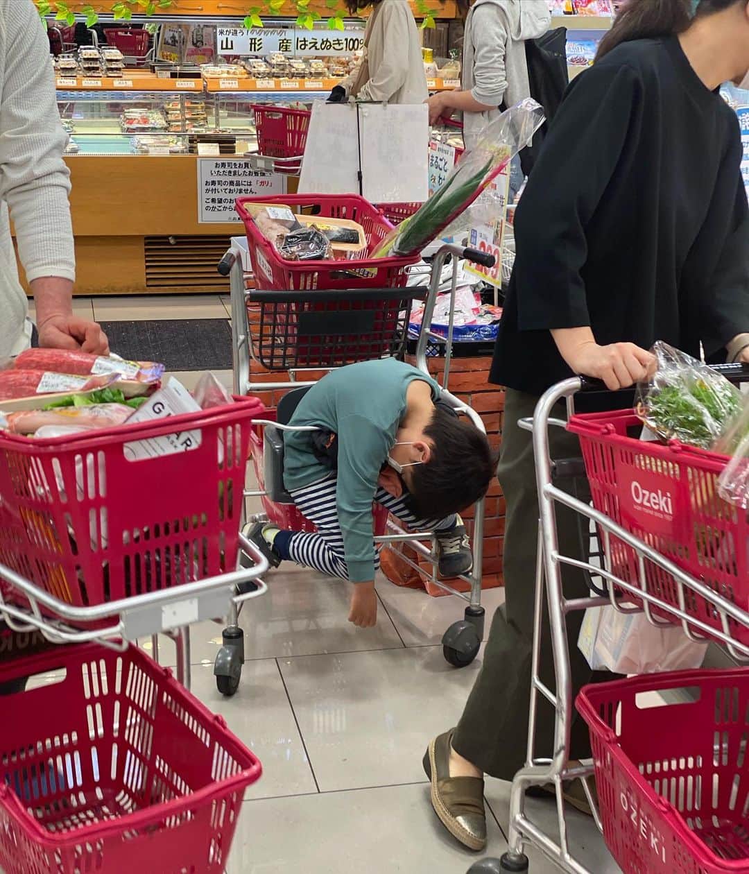 東京DANDYのインスタグラム：「The exhausting impossibility of social distancing at a Tokyo supermarket.」