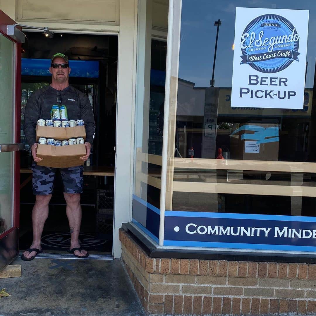 ストーン・コールド・スティーブ・オースチンのインスタグラム：「Making a @esbcbrews beer run and supporting one of our favorite local restaurants @esbcsliceandpint. Also picked up margarita supplies for @wwe #MITB. #craftbeer #pizza #bsr  #margaritas #staysafe  Broken Skull IPA-Best IPA in America.」