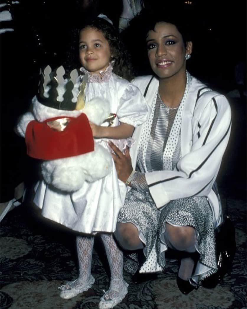 ニコール・リッチーさんのインスタグラム写真 - (ニコール・リッチーInstagram)「Dear Mom, I think we would all appreciate a class by you called “How To Slay Every Decade.” I love you ♥️ Happy Mothers Day」5月11日 9時30分 - nicolerichie