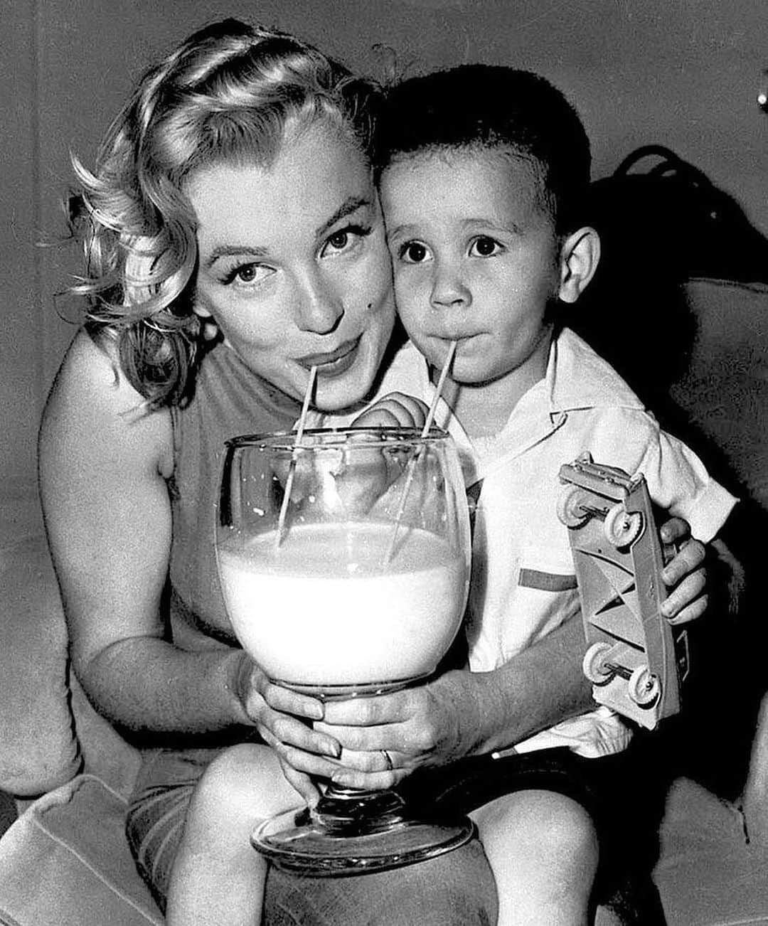 マリリン・モンローのインスタグラム：「Happy Mother’s Day✨🌸 Marilyn wanted nothing more than to be a mother. “The thing I want more than anything else? I want to have children. I used to feel for every child I had, I would adopt another.” Last photo is of baby Marilyn and her mother.」