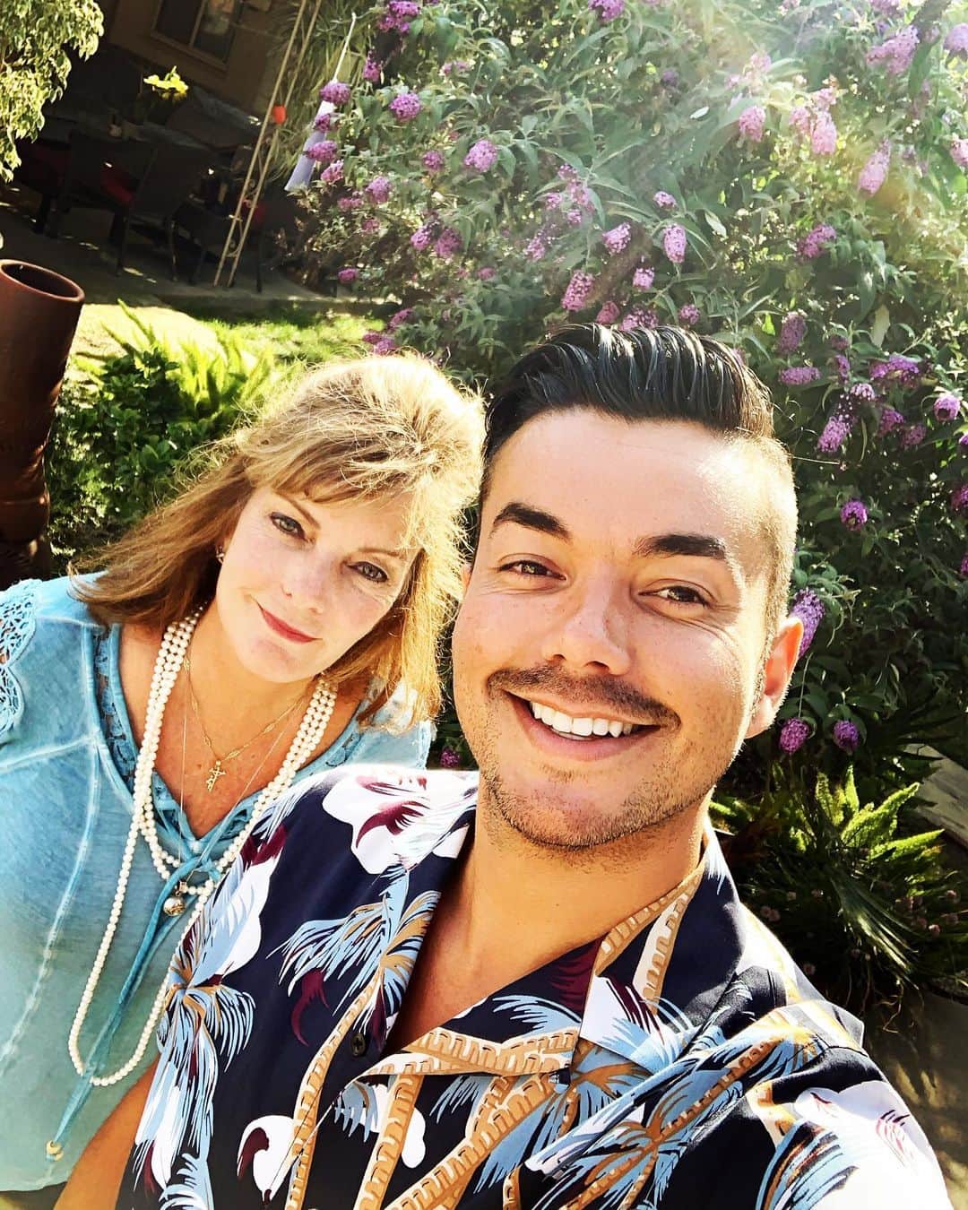 アンソニー・ラモスのインスタグラム：「I’m so lucky to have a mom like mine! happy Mother’s Day! ❤️」