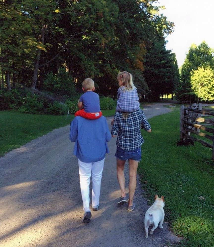 マーサ・スチュワートさんのインスタグラム写真 - (マーサ・スチュワートInstagram)「A message from @marthastewart48: “Who would have imagined a year ago, that Mother’s Day, revered by most of us, would be celebrated in such a peculiar fashion in 2020. . I hope all of you have connected in some meaningful way with your loved ones today, and that you are not suffering too badly with the restrictions we are all working and living with these days. Indeed, work can be a solace at home, but for those of you with young children, I applaud your efforts to remain sane and focused while trying to manage family, work, leisure, and yourself in confined quarters with reduced ability to shop, and reduced resources like childcare, schooling, and normal activities like gyms, dance studios, and sports facilities. For those of you who are alone, please focus on connecting daily with others via zoom, phone, text, whatever. You all know that I have often be-moaned the overuse of so much of the prevalent social media that has, in ten short weeks, become our lifeline with the outside world. What a topsy turvy world ours has become! . Thank heavens for the internet, and all the communications tools it has afforded us! And home, and the kitchen, and the garden, on which I have focused my entire career, are now, truly, the center of our universe.”」5月11日 9時37分 - marthastewart