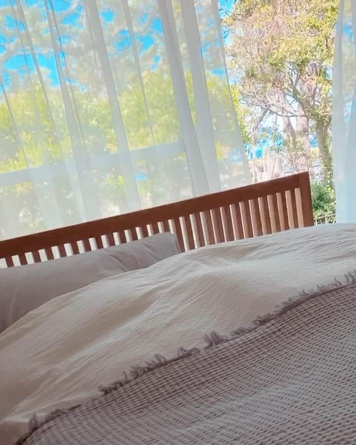 のインスタグラム：「朝の日課🌱起きたらまず、﻿ 窓を開けて空気の入れかえ。﻿ ベットをきれいに整えること✌️﻿ ぴしっと✨﻿ ﻿ #リネン のベットカバーと #ヒノキ のベット 気持ちを爽やかにしてくれる✨﻿ ﻿ シュシュっとアロマを﻿ 振りかけて深呼吸🌟🌿 ﻿ ﻿ 窓からたくさんの緑と海が見えることが﻿ この部屋を決めた一番の理由だった。﻿ ﻿ さ、今日も。週末に作ったTO DO リストを﻿ こなしていこう✌️ ﻿ ﻿ Have a beautiful day 💓﻿ ﻿ #モーニングルーティン　#家に来てくれる友人にココは気が良いといつも言われる☺️ #気持ち良さを感じる空間を創る　﻿ #葉山　#hayama #lifestyle #ライフスタイル　#simplelife #シンプルライフ」