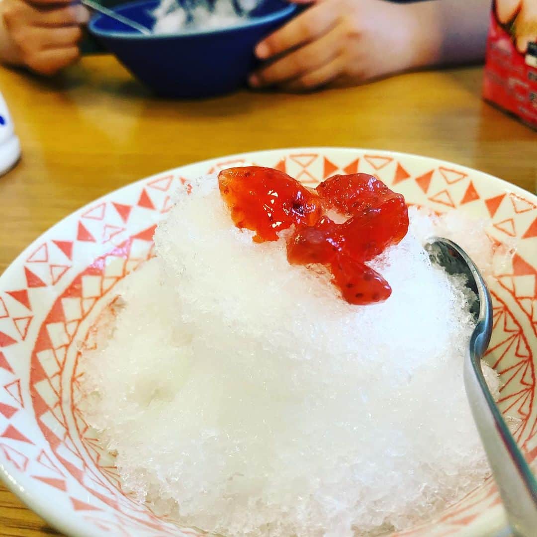のインスタグラム：「仕事前の散歩終えて、息子とかき氷。 暑い💦 シロップがなかったので、カルピス原液をかけてジャムのっけ。 夏やー。  #かき氷はじめました  #今年初の真夏日」