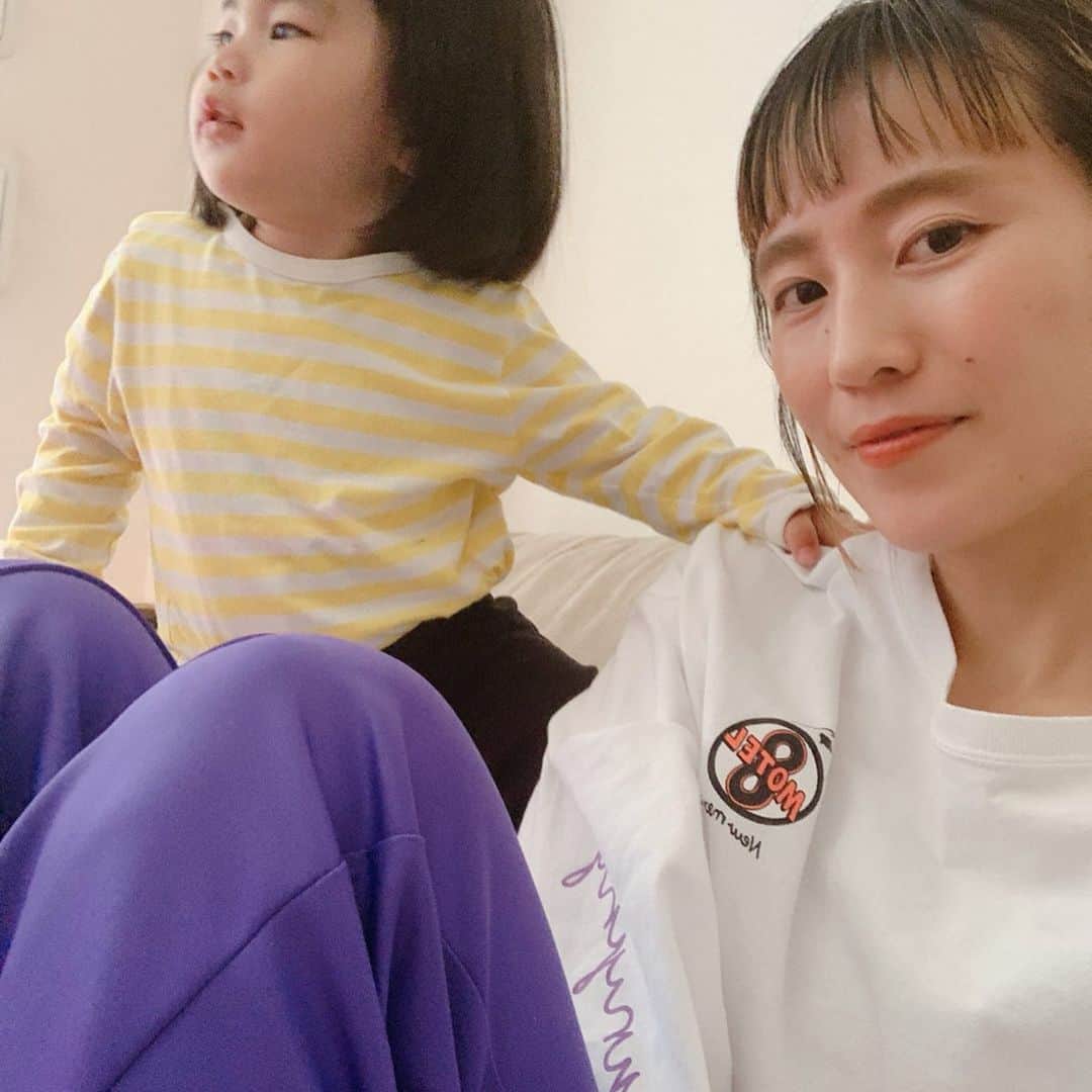 小松美緒のインスタグラム：「ある日のお散歩服🚶‍♀️ ・ 頑張って自撮りしようと思ったら ・ けっきょく邪魔されて ・ 顔がこんなふうに撮れました。 ・ 自撮りって難しい、、、 ・ @freaksstore_official のロンTに  @buyma_official で買った　 ムラサキノジャージパンツ ・ 動きやすさ◎」