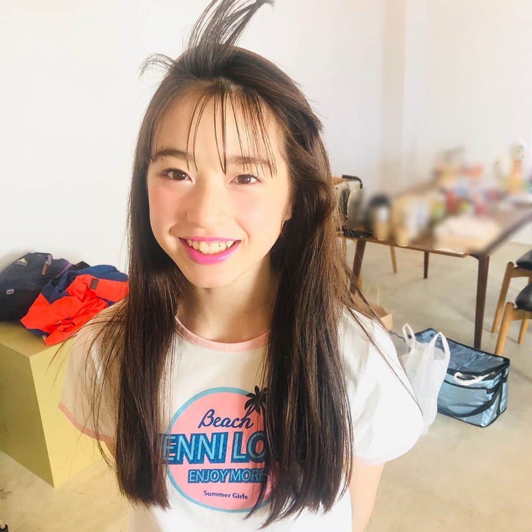 ニコ☆プチのインスタグラム：「😂😂😂 バブリーなアヤナと スタジオのいすでドヤるアヤナと ユナのゲーム見学中のアヤナ😘💋👑🎮 . . . #葛西杏也菜」