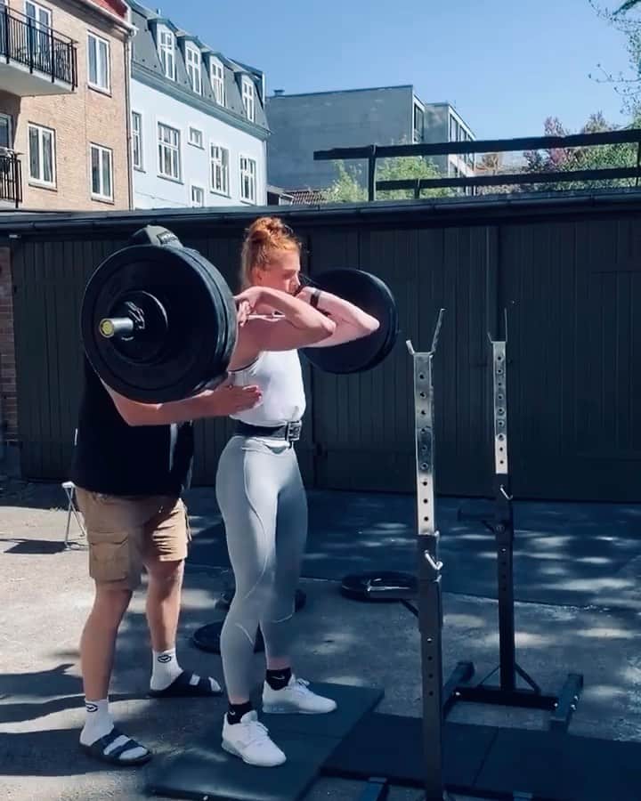 マチルドU・クラマーのインスタグラム：「Idag fik vi lov at maxe ud inden programmet skifter igen 💪🏻 og det var en kæmpe succes!  FS: 100kg (9kg PR) 🥳 DL: 135kg (5kg PR) + et godt forsøg på 140! 💃🏻 . . Er så taknemmelig for at jeg har kunnet arbejde videre på styrken i disse tider hvor vi ikke har adgang til vores almindelige styrkefaciliteter! 🙏🏻 #homegym #1RM #maxout #strongerthanever」
