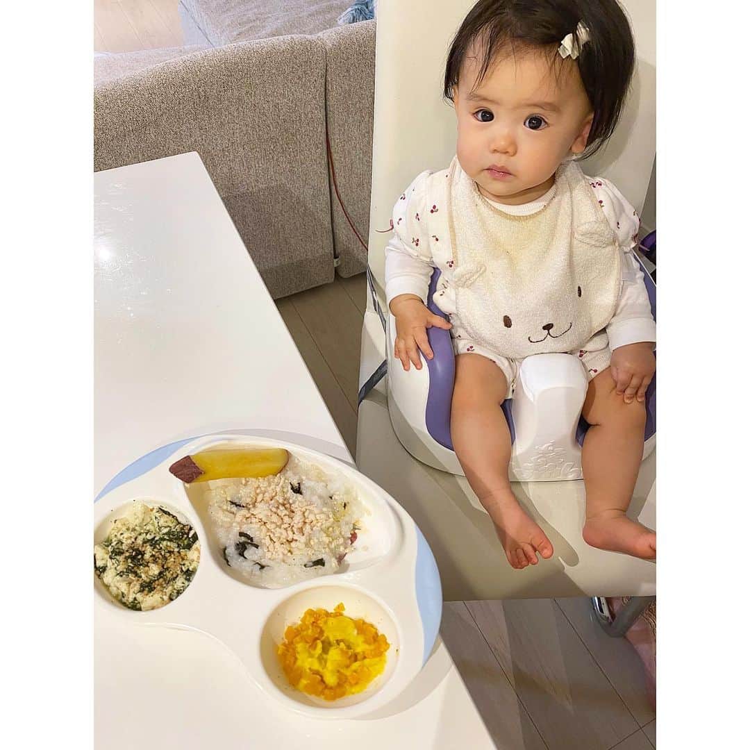 姫野れみのインスタグラム：「#石毛家の食卓 👨🏿‍🍳 (離乳食ver) Ｑ.離乳食が見たいです！のリクエストにお答えして... 今日の夜のメニューは、 🍚海苔そぼろご飯 🥬ほうれん草の胡麻白和え 🎃かぼちゃととうもろこし 🍠サツマイモスティック(掴み食べ練習用) 🧀手作りカッテージチーズ(写し忘れ) ...を180g〜200gほどで！ ・ 娘は今のところ好き嫌いなくモリモリ食べてくれるので 特に味付けはせず、おかゆに鰹節を混ぜて炊いたり 胡麻や海苔を混ぜたりしています☺️ ・ 特に凝ったものを作っていない上に、 完全な自己流なのでお見せするほどではないのですが... リクエストが多かったので少しでも参考になったり 逆に何かオススメなことがあったら ぜひ教えてください♡ ・ #baby #girl #babygirl #9months #babyfood #babyfashion #babyphoto #ベビーフォト #ベビーフード #離乳食 #9ヶ月 #赤ちゃん #ベビー #女の子ベビー #女の子 #ベビフル #ベビモ  #離乳食 #赤ちゃんのいる生活 #べびすたぐらむ」