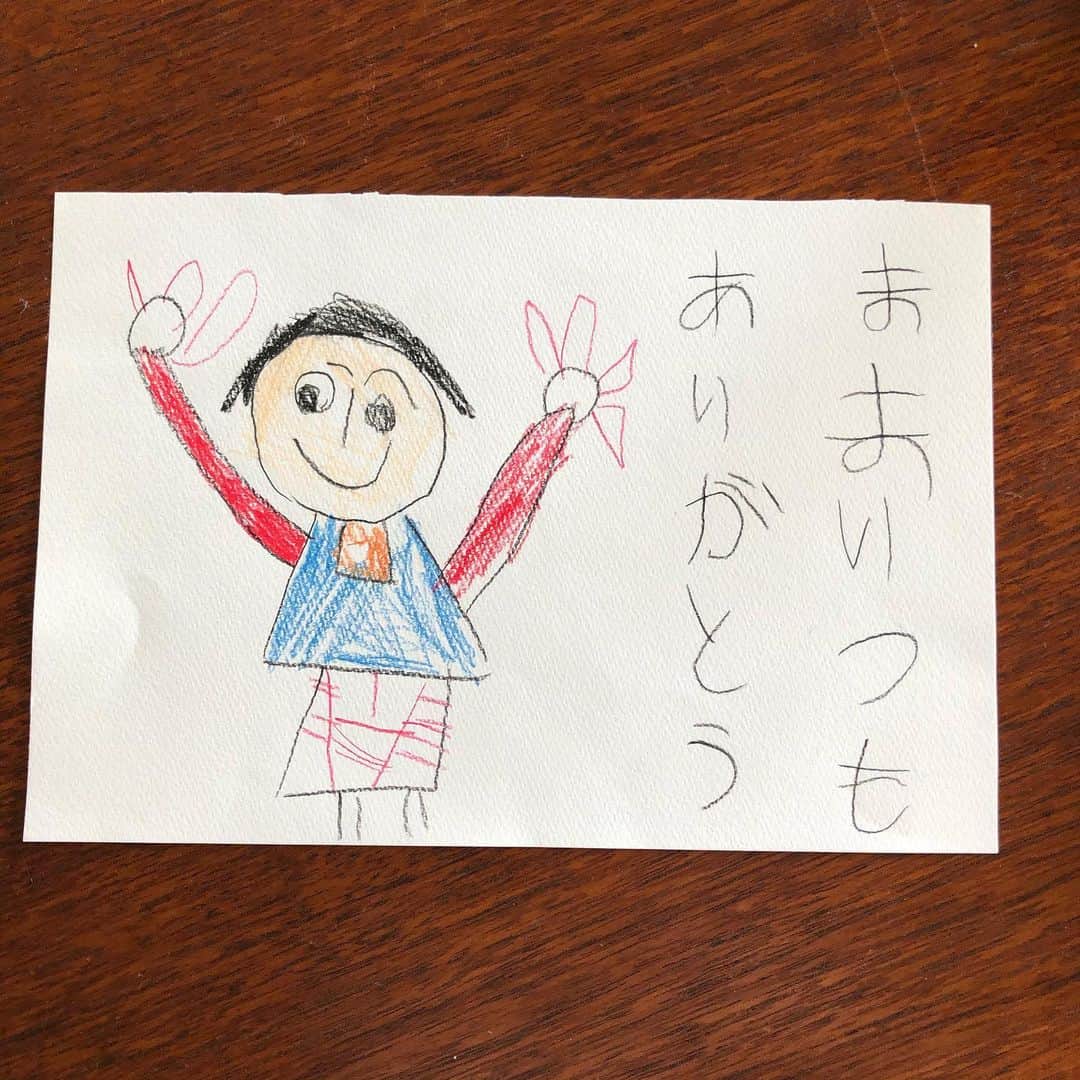Boojilのインスタグラム：「母の日、我が家も嬉しいことにこどもたちにお祝いしてもらいました🌷  長男かんがひとりで描いたわたしの似顔絵。字は父ちゃんと一緒に書いたそう。  カーネーションもかんが選んでくれた。  母の日っていいものですね🌞泣けちゃうね〜  なかなか楽しい似顔絵なので、何かにしたいなーハンカチかな。Tシャツかな。記念に額装してアトリエに飾って仕事頑張ろう。  自分の母と、義理の母にも贈り物しました🎁  みなさんは母の日どう過ごしたかな？  そういえば！明日ラジオ出演します 🌟j-wave STEP ONE 2020年5月12日11:45-11:50 短い時間ではありますが、リモート電話出演です☎️よろしくお願いしまーす！ ？ #母の日プレゼント  #母の日  #母の日ギフト  #大好きだから会わないよ」