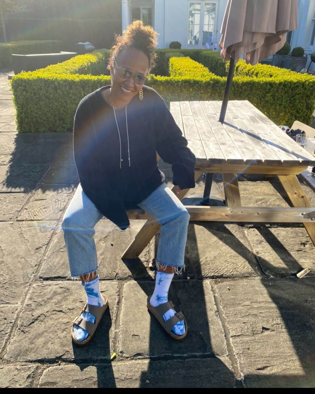 Emeli Sandéのインスタグラム：「Track 1 complete for the next project 😊🙌🏽 When it’s possible, which venue in your city do you think would be perfect to re-connect in? 🎶❤️🎤」