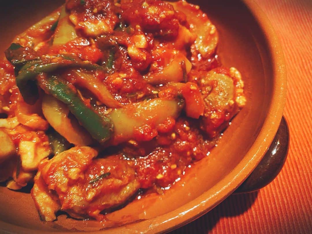 野本かりあのインスタグラム：「鶏肉のローマ風煮込みした。 これ、簡単で大好きなんだよね❣️ 鶏肉とローズマリーの相性の良さったら✨ 私のYouTube channelで、昔やってたザックリ動画もあるよー。 作ってみてー。（とは言え、レシピの詳細は動画内では言って無いので、困ったら聞いてねー👀） youtu.be/cjLhomy6g1E」