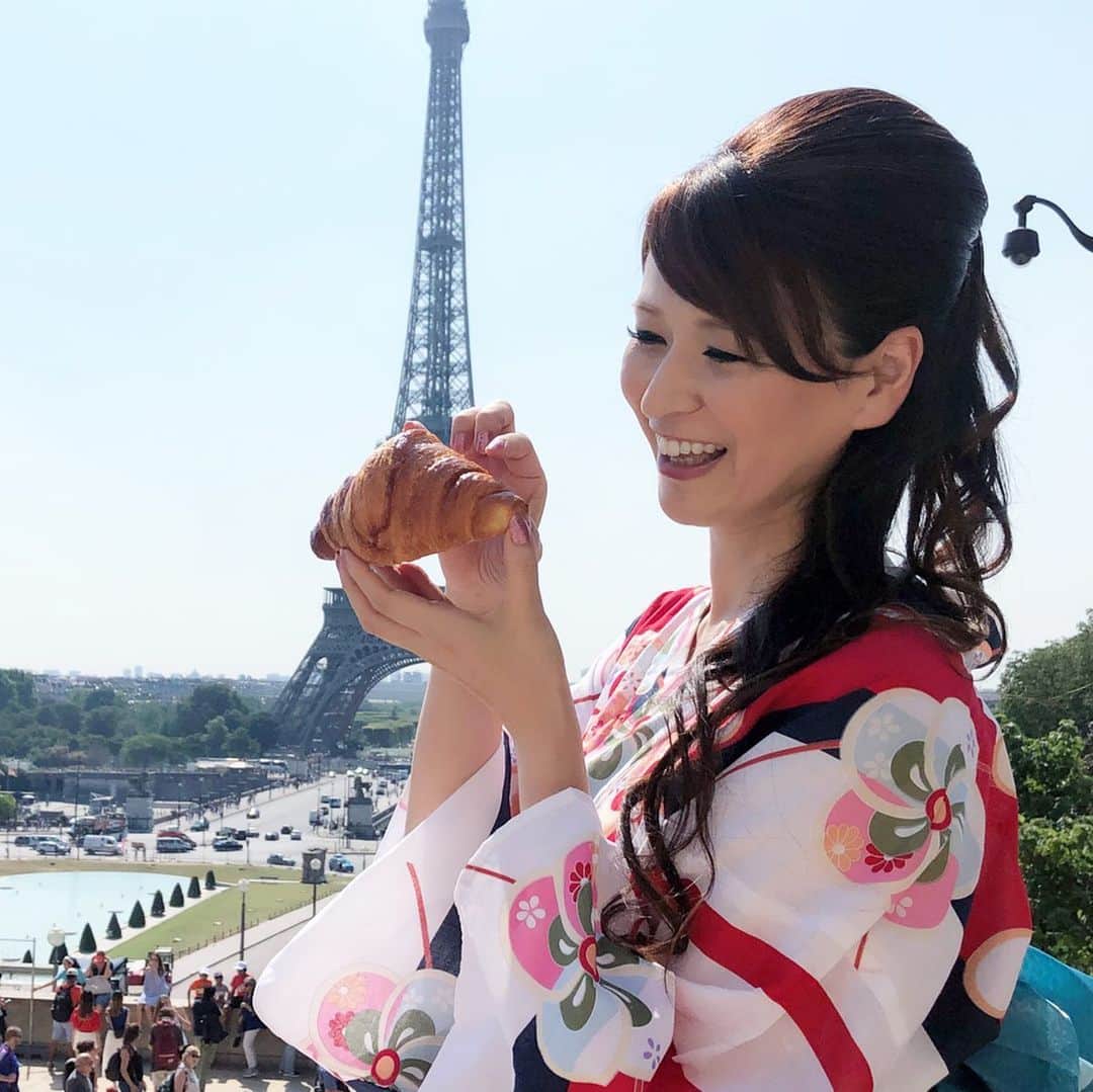 里井真由美さんのインスタグラム写真 - (里井真由美Instagram)「#pastpic #paris #japanesegirl ・ 🇫🇷5/11 今日、フランスのロックダウンが一部だけ解除されました🙏🇫🇷✨ ・ #過去pic 🔻 🔻 エッフェル塔の前でピエールエルメのクロワッサン🥐🇫🇷 アンジェリーナのモンブランも @pierrehermejpofficial  @angelina_paris ・ 🔻 毎年訪れているパリでは必ず着物、夏は浴衣を着てお散歩や食べ歩きをします🇯🇵👘🇫🇷 ・ 🌰モンブランも食べまくりますよ〜 ・ フランス観光開発機構さんとのお仕事の時もあれば、パリ在住のお友達と楽しむ事も💕 ・ ・ 2019年 、2018年は夏の浴衣でパリ。2017年は秋に、日本から歌舞伎 開催、坂東彌十郎さんの応援にも。 @yajurobando  現地でのテレビ取材も楽しい思い出です。 ・ ・ パリを拠点に世界中でご活躍のヘアメイクアーティスト @junkonakano_paris 純ちゃんは 自粛中、ご自宅からフェイスマッサージのライブ動画をなさっています♡ ・ ・ カメラマンはハワイを拠点にご活躍の @tacophotohi タカコちゃん ・ ・ 今年は3月6月の2回見送りになってしまったけれど、必ず再訪したいな。 ・ ・ それまでは東京で自粛を頑張る💪🇯🇵‼️ ・ ・ #フランス#エッフェル塔#eiffeltower #japanese#kimonostyle #japan_of_insta #モンブラン#アンジェリーナ#着物#きもの#きもの女子#里井真由美#フードジャーナリスト里井真由美 #さといいね#パリとわたし #パリとわたし2020#kabuki #yajurobando」5月11日 19時21分 - mayumi.satoi