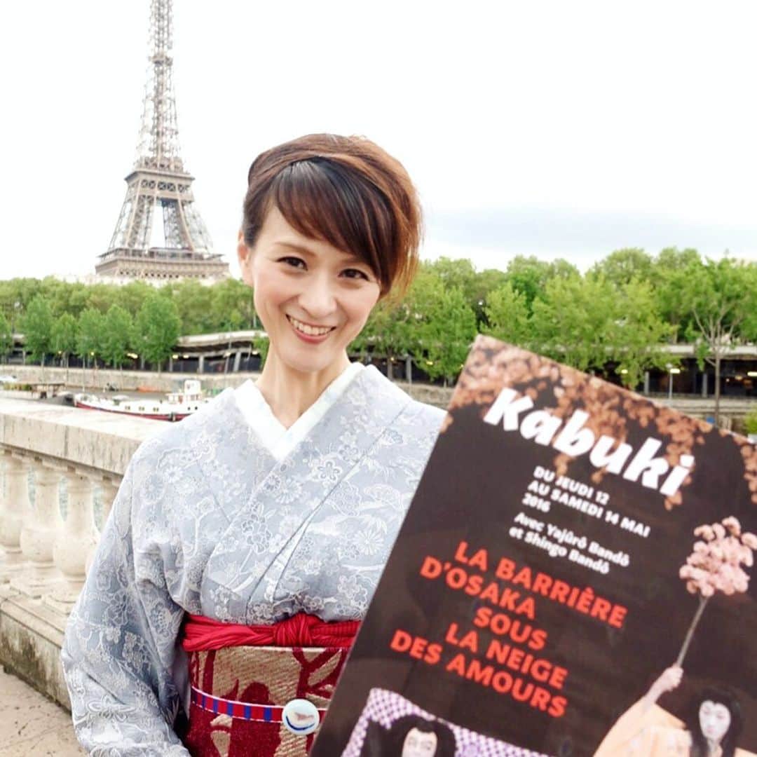 里井真由美さんのインスタグラム写真 - (里井真由美Instagram)「#pastpic #paris #japanesegirl ・ 🇫🇷5/11 今日、フランスのロックダウンが一部だけ解除されました🙏🇫🇷✨ ・ #過去pic 🔻 🔻 エッフェル塔の前でピエールエルメのクロワッサン🥐🇫🇷 アンジェリーナのモンブランも @pierrehermejpofficial  @angelina_paris ・ 🔻 毎年訪れているパリでは必ず着物、夏は浴衣を着てお散歩や食べ歩きをします🇯🇵👘🇫🇷 ・ 🌰モンブランも食べまくりますよ〜 ・ フランス観光開発機構さんとのお仕事の時もあれば、パリ在住のお友達と楽しむ事も💕 ・ ・ 2019年 、2018年は夏の浴衣でパリ。2017年は秋に、日本から歌舞伎 開催、坂東彌十郎さんの応援にも。 @yajurobando  現地でのテレビ取材も楽しい思い出です。 ・ ・ パリを拠点に世界中でご活躍のヘアメイクアーティスト @junkonakano_paris 純ちゃんは 自粛中、ご自宅からフェイスマッサージのライブ動画をなさっています♡ ・ ・ カメラマンはハワイを拠点にご活躍の @tacophotohi タカコちゃん ・ ・ 今年は3月6月の2回見送りになってしまったけれど、必ず再訪したいな。 ・ ・ それまでは東京で自粛を頑張る💪🇯🇵‼️ ・ ・ #フランス#エッフェル塔#eiffeltower #japanese#kimonostyle #japan_of_insta #モンブラン#アンジェリーナ#着物#きもの#きもの女子#里井真由美#フードジャーナリスト里井真由美 #さといいね#パリとわたし #パリとわたし2020#kabuki #yajurobando」5月11日 19時21分 - mayumi.satoi