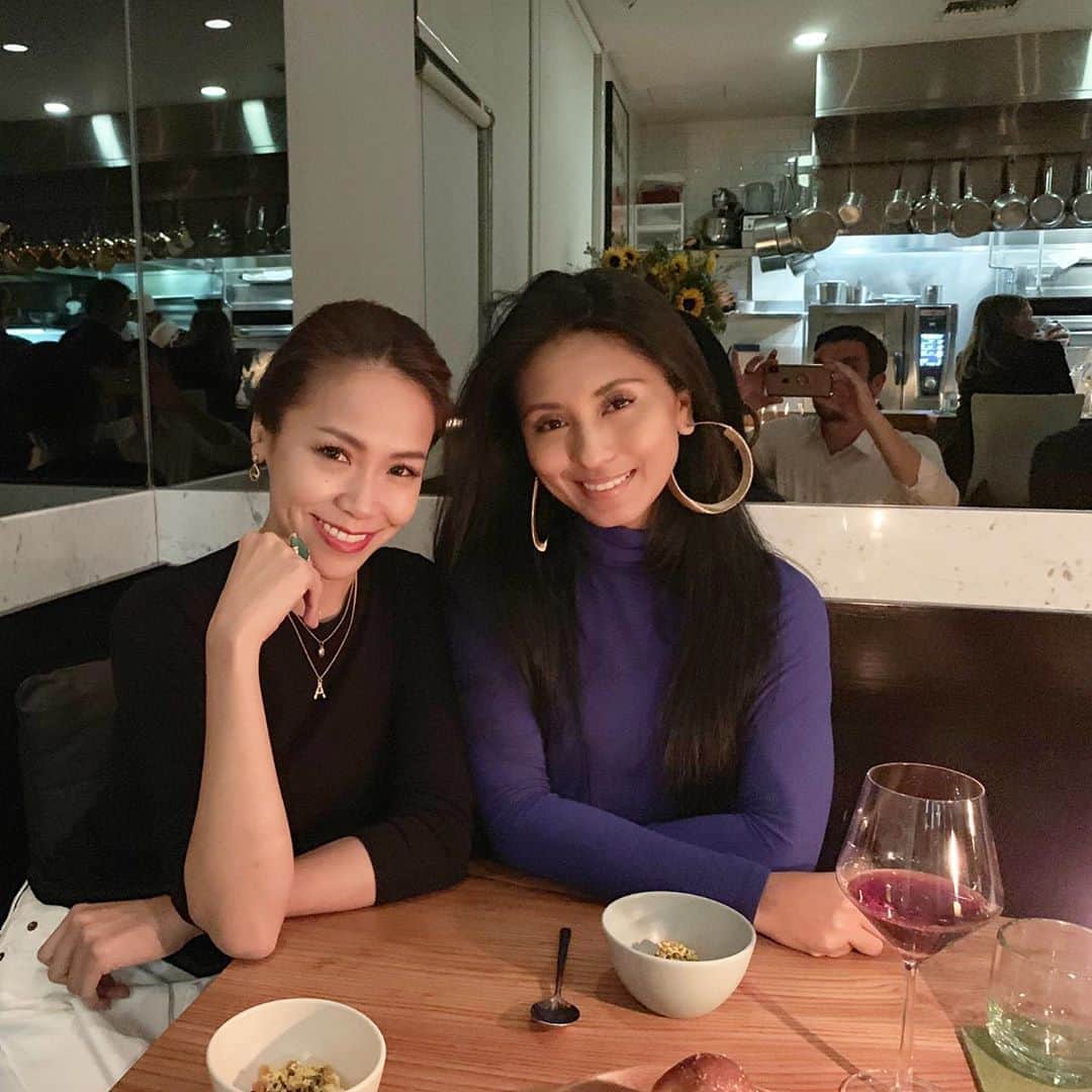 坂倉アコのインスタグラム：「去年の今頃 in LA🌴﻿ LAに住むシェネルとは、Facetimeのおかげで話せてるけど、また会えるのはいつになるのかなと寂しい気持ちになったり。 色々、写真見返しながら、去年のカラオケの動画も見つけちゃった🎤﻿ シェネルは自分の歌を歌うのは嫌がるけど、いつもリクエストしちゃうw﻿ ﻿ さすがの声量、パワフルでしびれる歌声なので みんなにシェア🥺✨✨ ワイワイ楽しかったなー💕﻿ シェネルの“ハピネス”はやっぱり名曲🎶  収束を願いながら、ステイホーム🏠﻿ ﻿ そして、杏奈 @___iam_anna___ ﻿🥂🍾 Happy Birthday & love you💓 ﻿ ﻿ This time last year in LA with @chenelleworld🌴✨✨✨✨✨﻿ ﻿ Missing you so much and wondering when we can see each other again @chenelleworld❤️﻿ ﻿ Just had to post this pic b/c we look cuuuute☺️ And found this Karaoke video, lol﻿ I know you don’t like singing your own songs at Karaoke, but we always ask you to sing and you so nice that end up singing anyways😝﻿ ﻿ Can’t wait to see you in LA once this corona pandemic settles down🙏﻿ Love you and @___iam_anna___ 😘 ﻿ ﻿ ﻿ #goodtimes #LA #missyou #love #hapiness #mygirls #loveyou #stayhome #シェネル #gifted #🎤 #music #karaoke #tokyo」