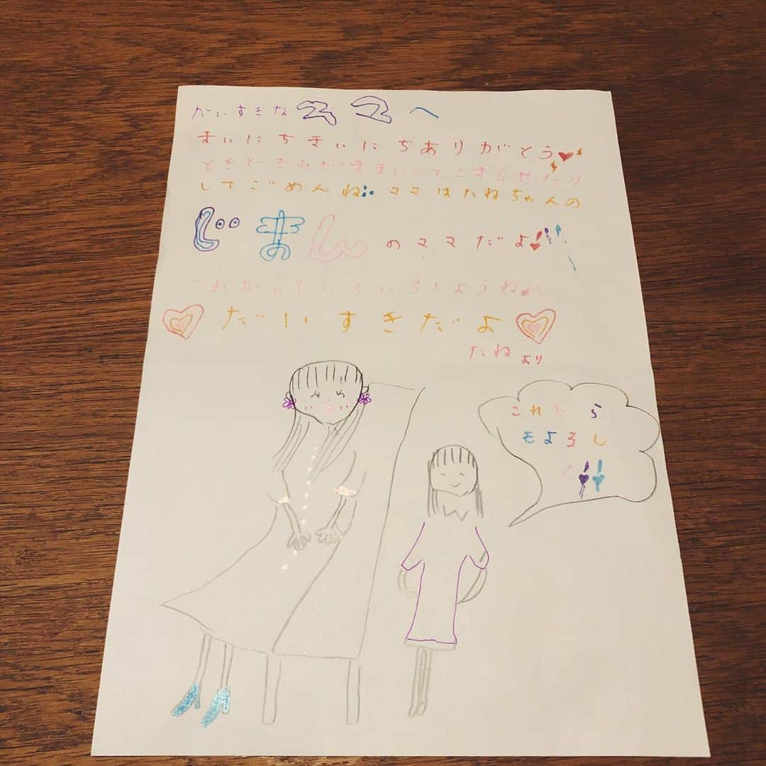 nonさんのインスタグラム写真 - (nonInstagram)「家族カレンダー更新しました  5月9日「夢のさくらんぼ」 5月10日「嬉しいったらないよ」  母の日、 朝から花種さんがバナナケーキを焼いてカフェオレ淹れてくれ、 夕方には、内緒で初めて、自分のお金でお花を買ってくれました😭😭😭 初めて買ってくれた花はスーパー「まつば」の仏壇用の花💐だったんだけど、それには理由があって、、、という話です。  プロフィールよりとべます」5月11日 19時31分 - non19841120