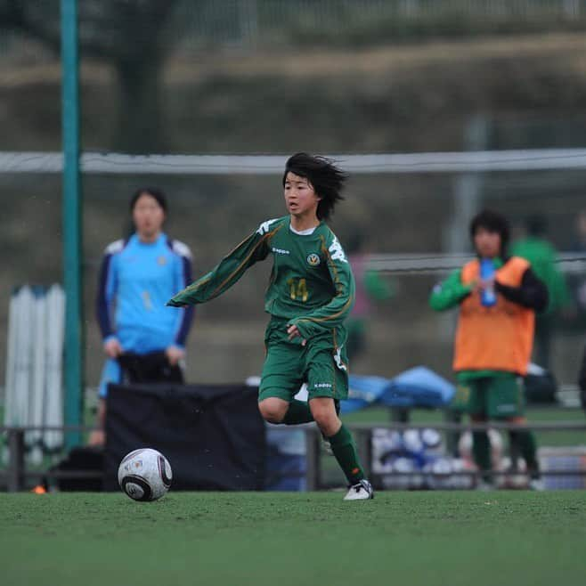 東京ヴェルディさんのインスタグラム写真 - (東京ヴェルディInstagram)「多くの日本女子代表選手が輩出してきた、日テレ・東京ヴェルディベレーザのアカデミー。メニーナ、そして2012年立ち上げのセリアス。﻿ ﻿ 所属選手のアカデミー時代を、秘蔵写真と思い出コメントで振り返る好評企画🐸！﻿ ﻿ 今回は、清水梨紗選手のメニーナ時代🌱（2009〜14年）﻿ 🏆全日本女子ユースサッカー選手権大会：優勝 3回（2013、2014、2015年）﻿ ●清水梨紗選手が語る、アカデミー時代の思い出🔻﻿ 私が中学生の頃にベレーザvsメニーナを小さめのコートでゲームすることがありました。 . ベレーザの選手たちはタッチ制限、人数を少なくするなどのハンデがあったんですが…﻿メニーナの選手は全然ボールに触ることができず、ずっと犬にみたいにボール追いかけていました（笑）﻿。 . その時にベレーザの選手の上手さにびっくりして、ここまで上手くならないとベレーザには入れないんだと思った記憶があります！！﻿ ﻿ 高校2年生の頃、ものすごくきつい練習メニューがあって、その練習中に誰かさぼっている選手がいたら、自分と唯がグランドの周りを走らないといけない罰ゲームを設定されました。その時は合計でグランド20周ぐらい走ったと思います。﻿ ﻿ #清水梨紗﻿ #日テレメニーナ﻿ #全日本女子ユースサッカー選手権大会優勝﻿ #beleza﻿ #ベレーザ #日テレベレーザ #日テレ東京ヴェルディベレーザ #東京 #tokyo﻿ #stayhome﻿ #stayathome﻿ #おうちでヴェルディ #おうちでベレーザ」5月11日 19時33分 - tokyo_verdy