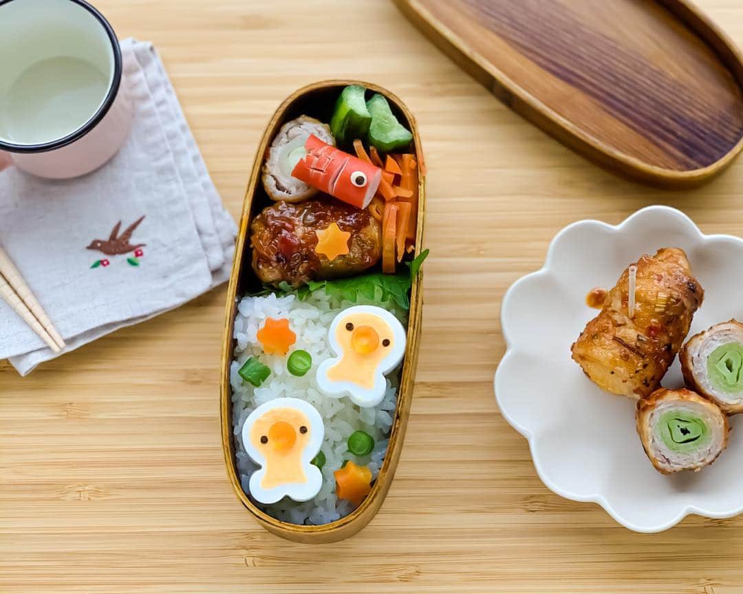 maki ogawaさんのインスタグラム写真 - (maki ogawaInstagram)「茹で玉子のたこくん弁当。  茹で玉子が温かいうちに、 きゅっとラップで巻いて、 竹串で形を整えて、こんな形になりました！ (こんな説明じゃわかりませんね😅😅ごめんなさい🙇‍♀️) 次男は  ひよこ？  と言いましたが、 たこです。  二本しか足がありませんが、たこです。  おかずは 『豚のネギ巻きマーボーソース』  です。  #foodstagram #lunch #Japanese_food #japanfood #yummy  #obento  #bento #decoben #bentoexpo #キャラ弁#japanesecuisine  #japanesebento #お弁当記録 #料理好きな人と繋がりたい #おべんとう記録 #おべんとう作り楽しもう部 #お弁当 #bentomaker #bentolover #おべんたぐらむ #ママリクッキング #息子弁当 #高校生弁当 #マーボー #茹で玉子 http://www.facebook.com/cuteobento」5月11日 19時43分 - cuteobento