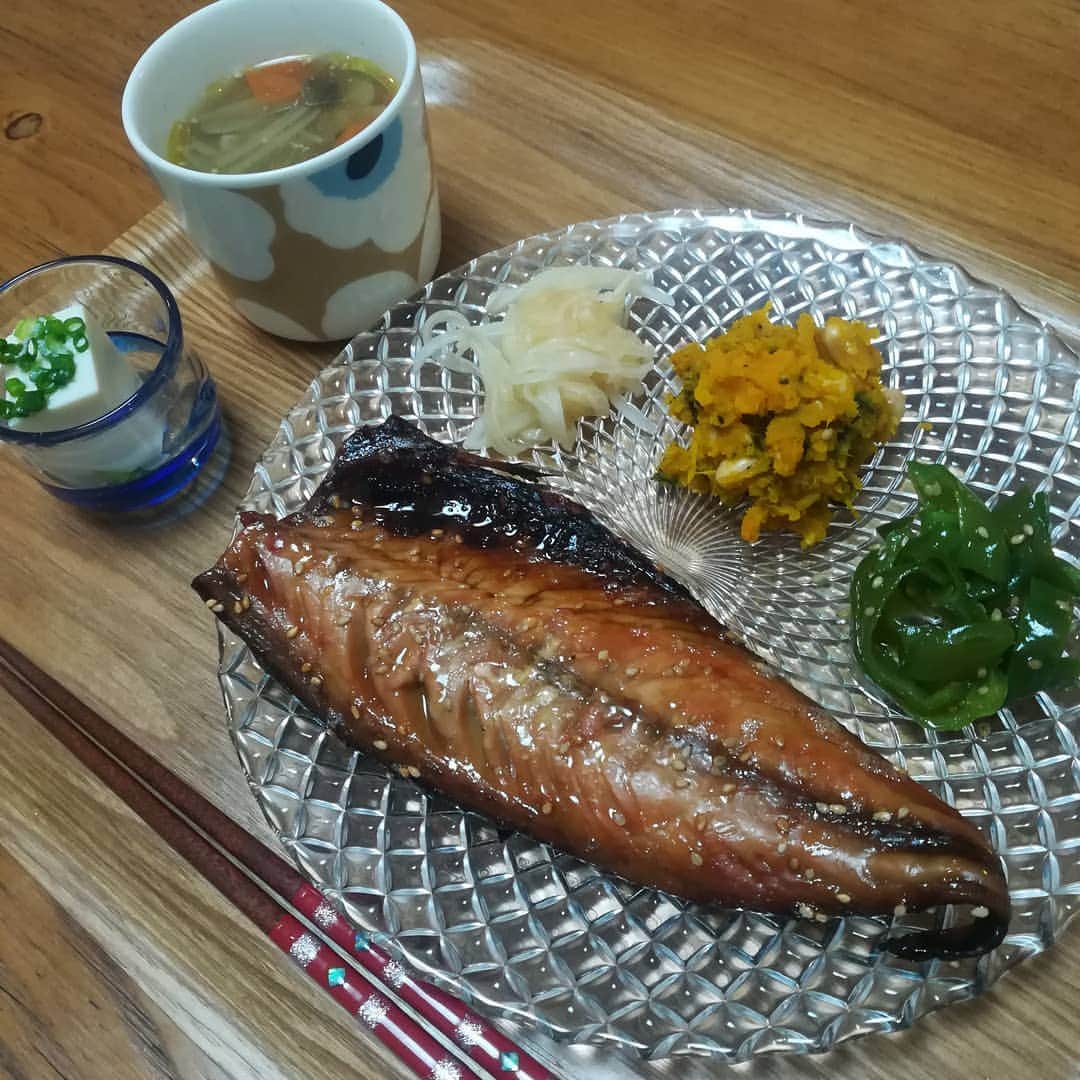 内田敦子のインスタグラム：「ボケっとしてたら、サバの裏側がなくなるほど焦げてた 表側にも延焼してる  #おうちごはん  #夕飯  #ダイエット #健康おたく」