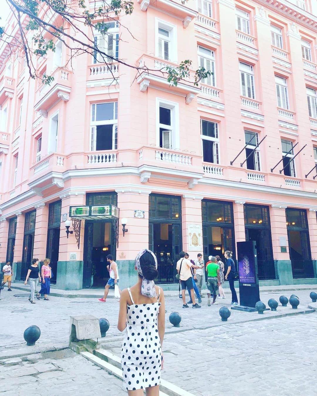 Laraさんのインスタグラム写真 - (LaraInstagram)「. . . Cuba has very high education system. UNESCO, along with Finland, declared that it’s a model country. .  In Cuba, education is free from kindergarten to university. Each class is small with around 20 students in elementary school and 15 in middle school school.  In depopulated areas, schools with just one student are still maintained.  Handicapped children are also given month-to-month guidance until they can transfer to regular school. Cuba believes that human beings can only get freedom when they are educated. . #memory  #cuba  #educación  #2019may . . キューバの人達のもう一つの自慢は　教育システム。 . 幼稚園から大学まで学費は全て無料で　生徒達の学力も高いから　ユネスコはキューバを世界の教育モデル国として推奨しているよ。  小学校は20人、中学は15人の少人数教室だったり、過疎地の生徒一人の学校も維持して地域間格差をつくらない、障害児も普通校に転入できるまで徹底して指導するなど国民の一人一人に最高の教育をすると決めているんだって。 . . 「人は教養を身に付けてはじめて真の自由を得る」とキューバの国は考えているんだって . #思い出投稿 #キューバ #教育先進国 #2019年5月」5月11日 19時39分 - fa_la_lara