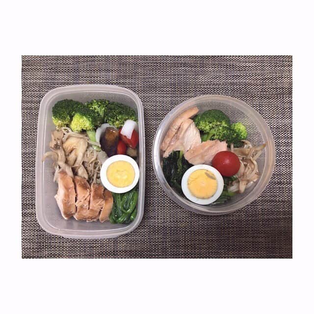 みのり(26)＠東京 ダイエットのインスタグラム：「🎀 #夜勤 🍴#今日のお弁当 . 鶏ハム(醤油麹) ブロッコリー ゆでたまご ナストマト玉ねぎのピクルス きのこ炒め ほうれん草のお浸し . 右のは朝分( ‾ω‾ )👍 . . 夜勤はリセットごはん✨ 夜にご飯食べると、眠くなっちゃうから 夜勤ご飯は、こうゆうのでいい😋 . おやつも、たくさん手だしちゃうし😂 . . ◉ライザップ公認の紹介アンバサダーです。 〜紹介特典で、5万円分お安く入会できます〜 . . ▶︎全国どの店舗でもOK ▷２週間のトライアルコースもあります(^_^)/ ▶︎カウンセリング予約前にご連絡ください . ◎入会やカウンセリングをお考えの方、 ご質問なども、DM✉️ください。 . ★トレーニング見学もできます★ . 📺RIZAP TVCM出演 🏅RIZAP BMG ファイナリスト2017.2018 . #rizap #ライザップ . #ダイエット #diet #ダイエット日記  #instadiet #ダイエット仲間募集 #ダイエッター #公開ダイエット #食べて痩せる #糖質制限 #お弁当 #弁当 #ダイエット弁当  #自分弁当 #糖質オフ #晩御飯 #dinner #夜ご飯 #夕食 #夜ごはん  #低糖質 #糖質制限 #夜勤弁当 #看護師」