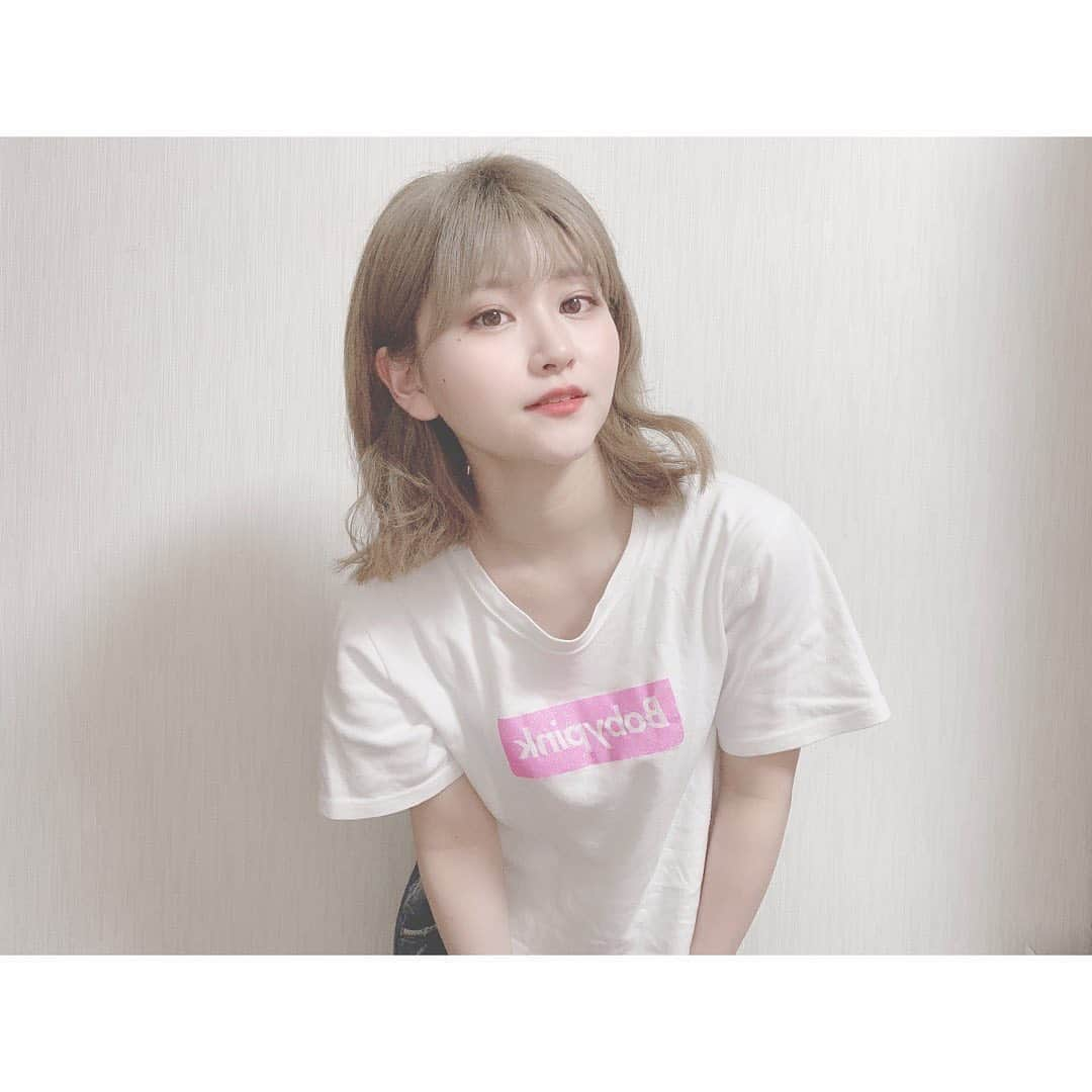 大竹ひとみさんのインスタグラム写真 - (大竹ひとみInstagram)「👚 . . 新しいTシャツほしい。 . #おうち時間 #ベージュカラー #ウェーブ巻き #instagood #instalike」5月11日 19時39分 - iamhitomi_48