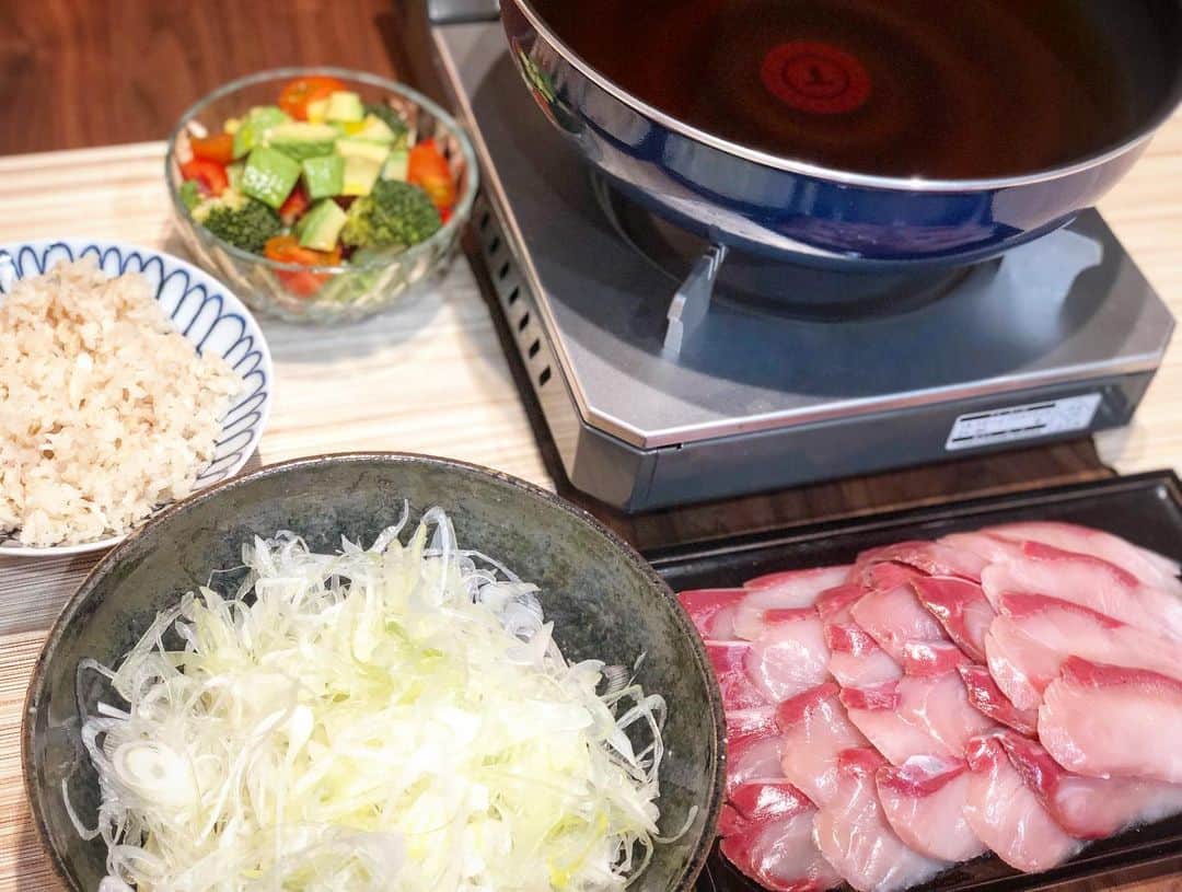 西木恵美里のインスタグラム：「きょうは、うわじま場所のぶりしゃぶ〜🐟 お取り寄せさせていただきました🏠 南海放送にいたときに早朝の漁から取材させていただいた思い出のあるぶりしゃぶ✨ 鯛めしも炊いて、愛媛気分満喫💕  きょうは暑いからラクチンご飯させてもらえて助かった〜😌 #うわじま場所  #ぶりしゃぶ #愛媛 #鯛めし」