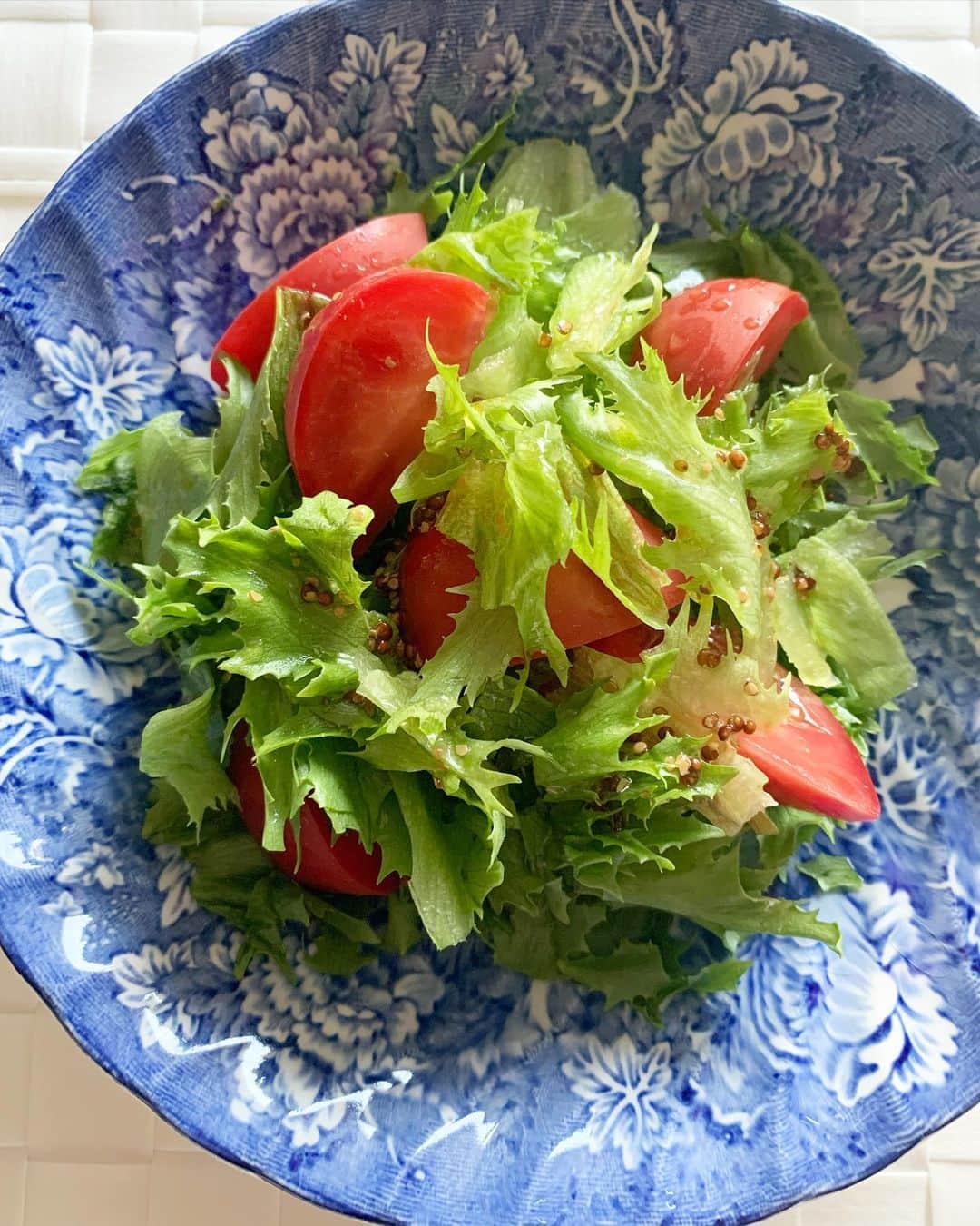 豊田麻子さんのインスタグラム写真 - (豊田麻子Instagram)「今夜は洋食ナイト。パリソワール、フレンチドレッシングのサラダ、人参のグラッセ、ビーフストロガノフ。  丁寧にベースをつくり、雑味の少ない料理に仕上げます。たくさん食べても、すっきりした食べ心地を目指します🕊🍀 #パリソワール #グラッセ　#ドゥミグラスソース  #ビーフストロガノフ　#おうち時間」5月11日 19時41分 - asako_sen