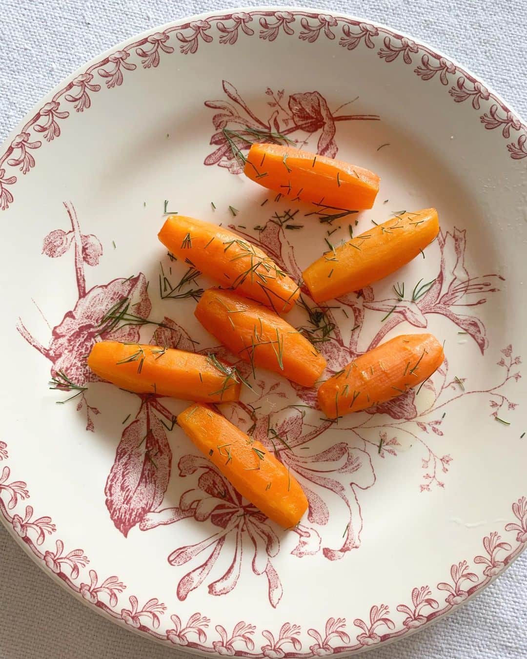 豊田麻子さんのインスタグラム写真 - (豊田麻子Instagram)「今夜は洋食ナイト。パリソワール、フレンチドレッシングのサラダ、人参のグラッセ、ビーフストロガノフ。  丁寧にベースをつくり、雑味の少ない料理に仕上げます。たくさん食べても、すっきりした食べ心地を目指します🕊🍀 #パリソワール #グラッセ　#ドゥミグラスソース  #ビーフストロガノフ　#おうち時間」5月11日 19時41分 - asako_sen