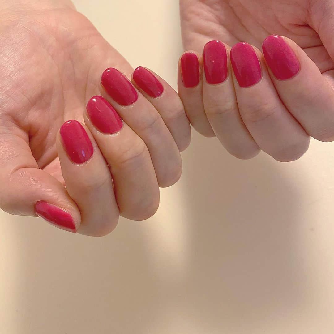 Kana Kobayashiさんのインスタグラム写真 - (Kana KobayashiInstagram)「赤っぽい、パープルっぽい、ピンク。 vividなワンカラーネイルは艶っぽくて好き💅 #ワンカラーネイル #ネイルデザイン #ネイル #シンプルネイル #艶ネイル #red #pink #nails #fashion #beauty #艶ネイル」5月11日 19時51分 - anela_kana