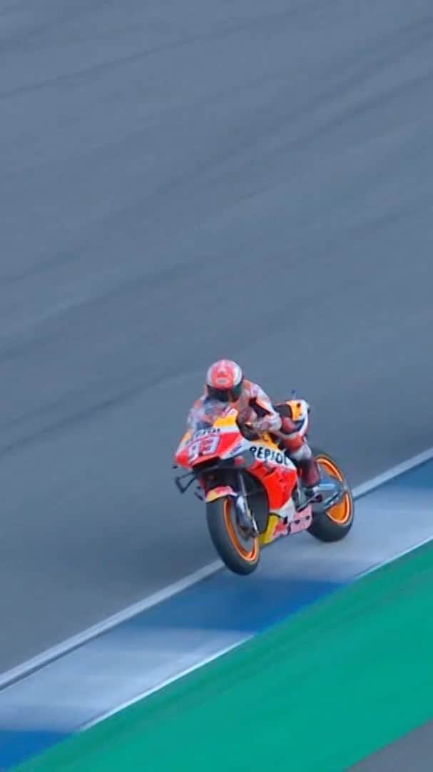 レプソル・ホンダのインスタグラム：「Last week @marcmarquez93 sat down with @CNNSport to talk trophies, helmets and cooking injuries. 👨‍🍳」