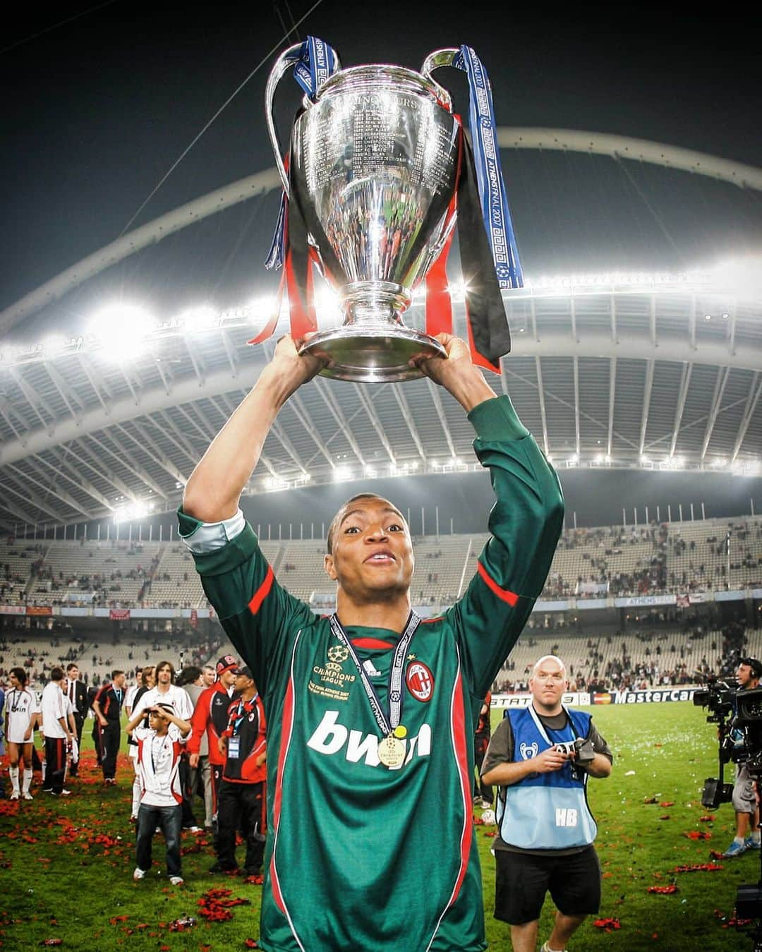 UEFAチャンピオンズリーグさんのインスタグラム写真 - (UEFAチャンピオンズリーグInstagram)「Your earliest #UCL memory?⁣ ⁣ 🇧🇷 Dida with the 🏆 in 2007...」5月11日 19時45分 - championsleague